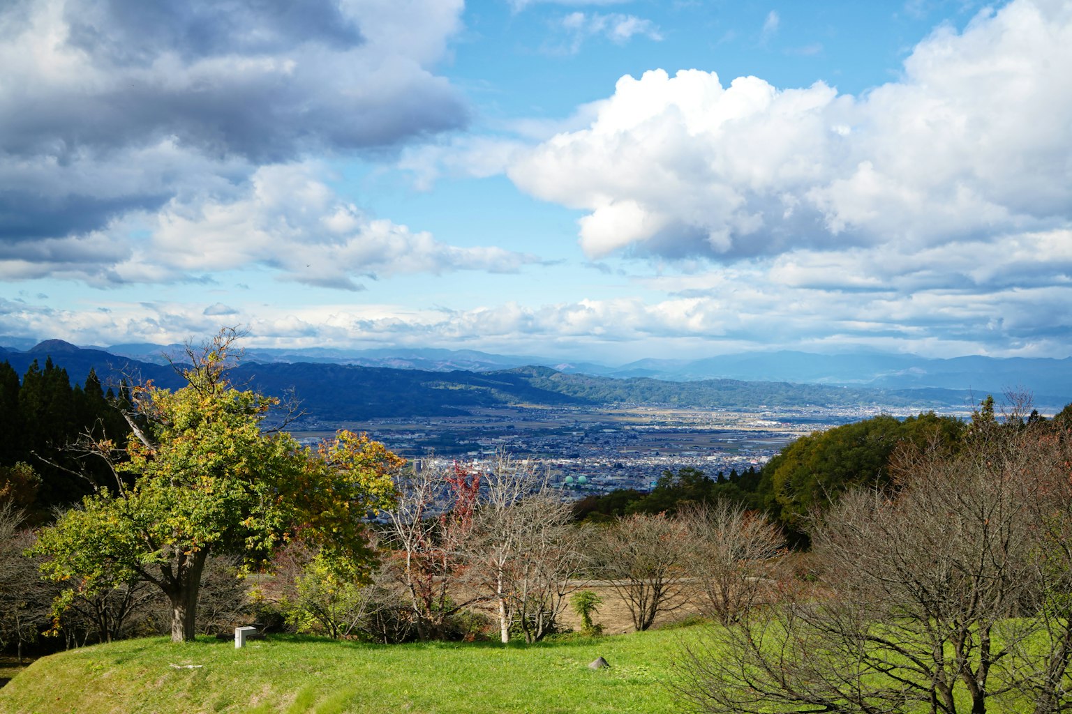 Vista panoramica di montagna con cielo blu e vegetazione lussureggiante