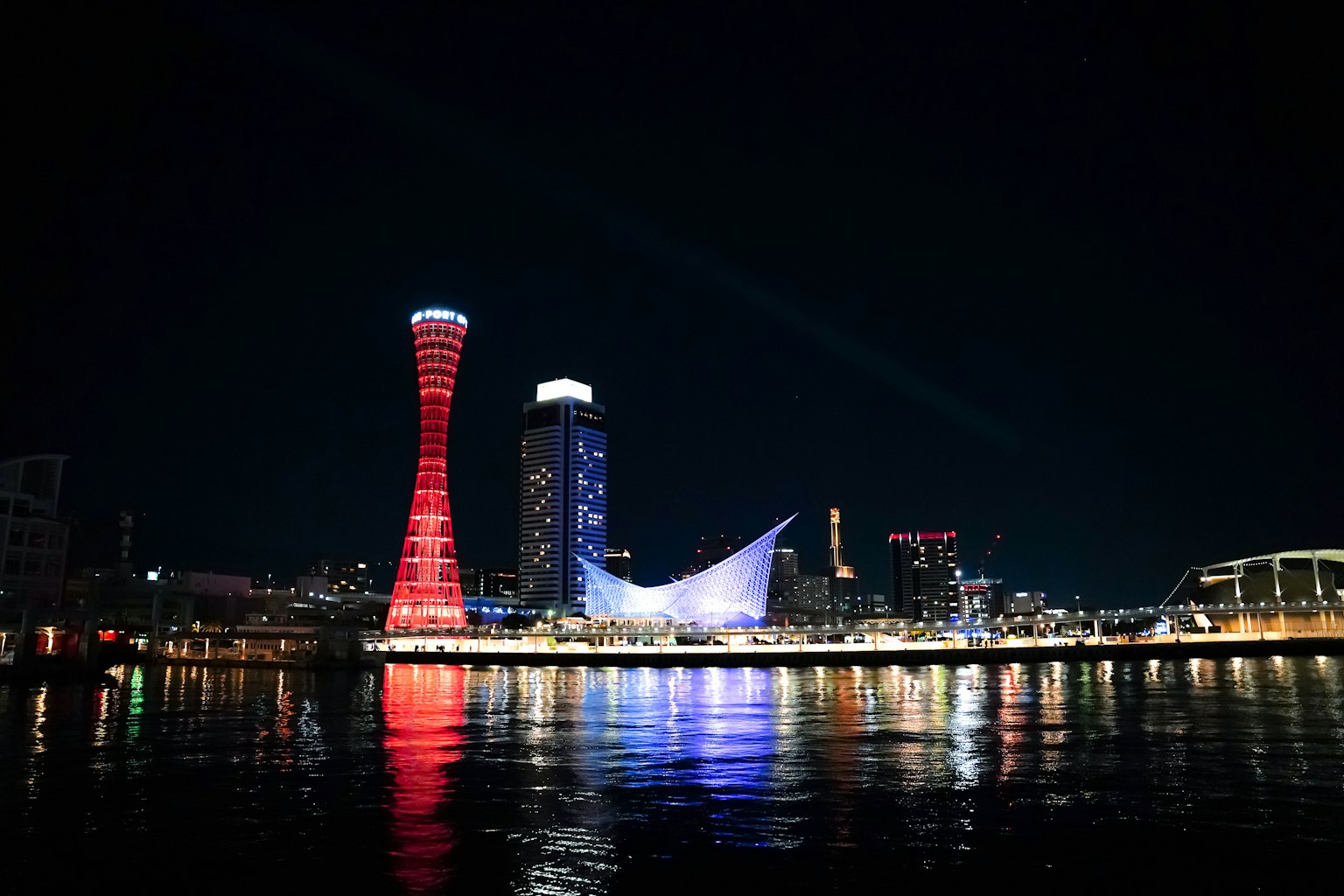 神戶夜景,紅色港口塔和藍色建築的燈光