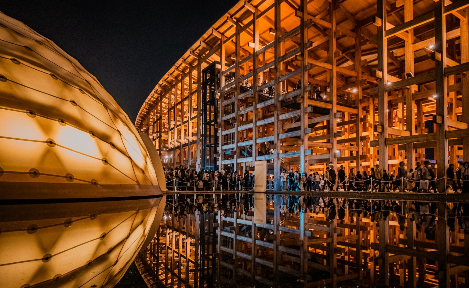 夜の建築物と水面に映る光の反射が美しいシーン