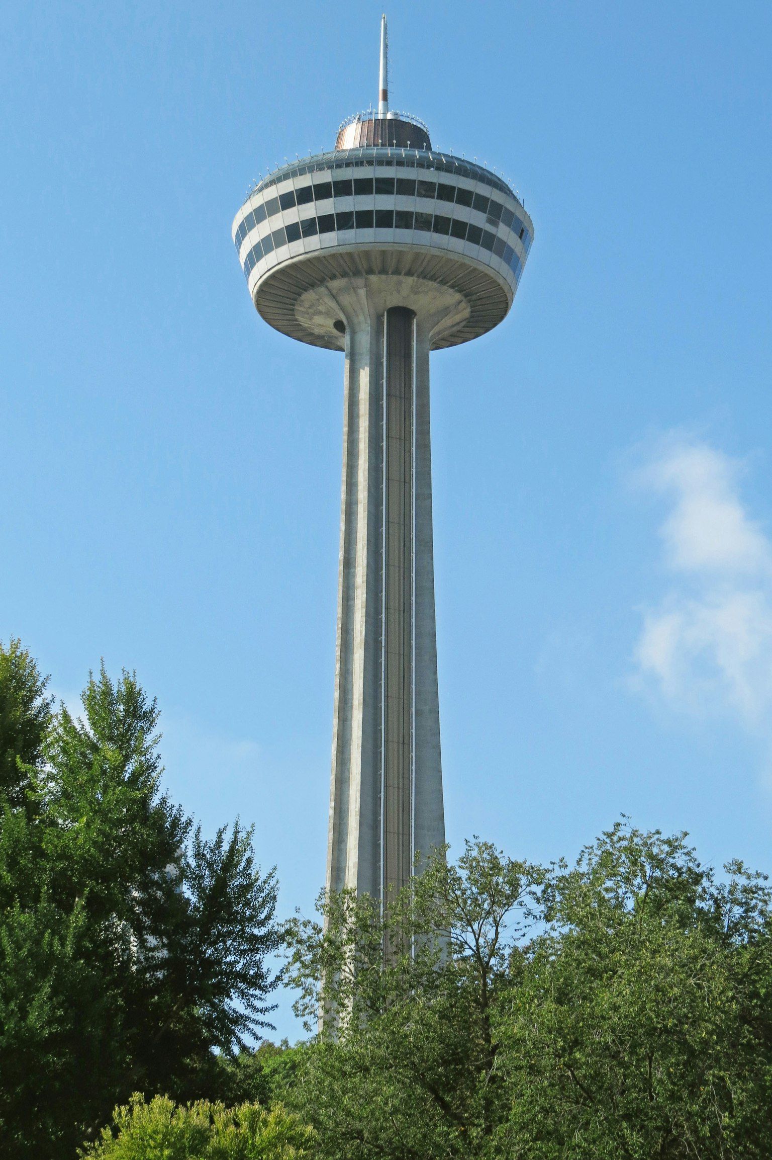 Menara Skylon dekat Air Terjun Niagara berdiri tinggi melawan langit biru