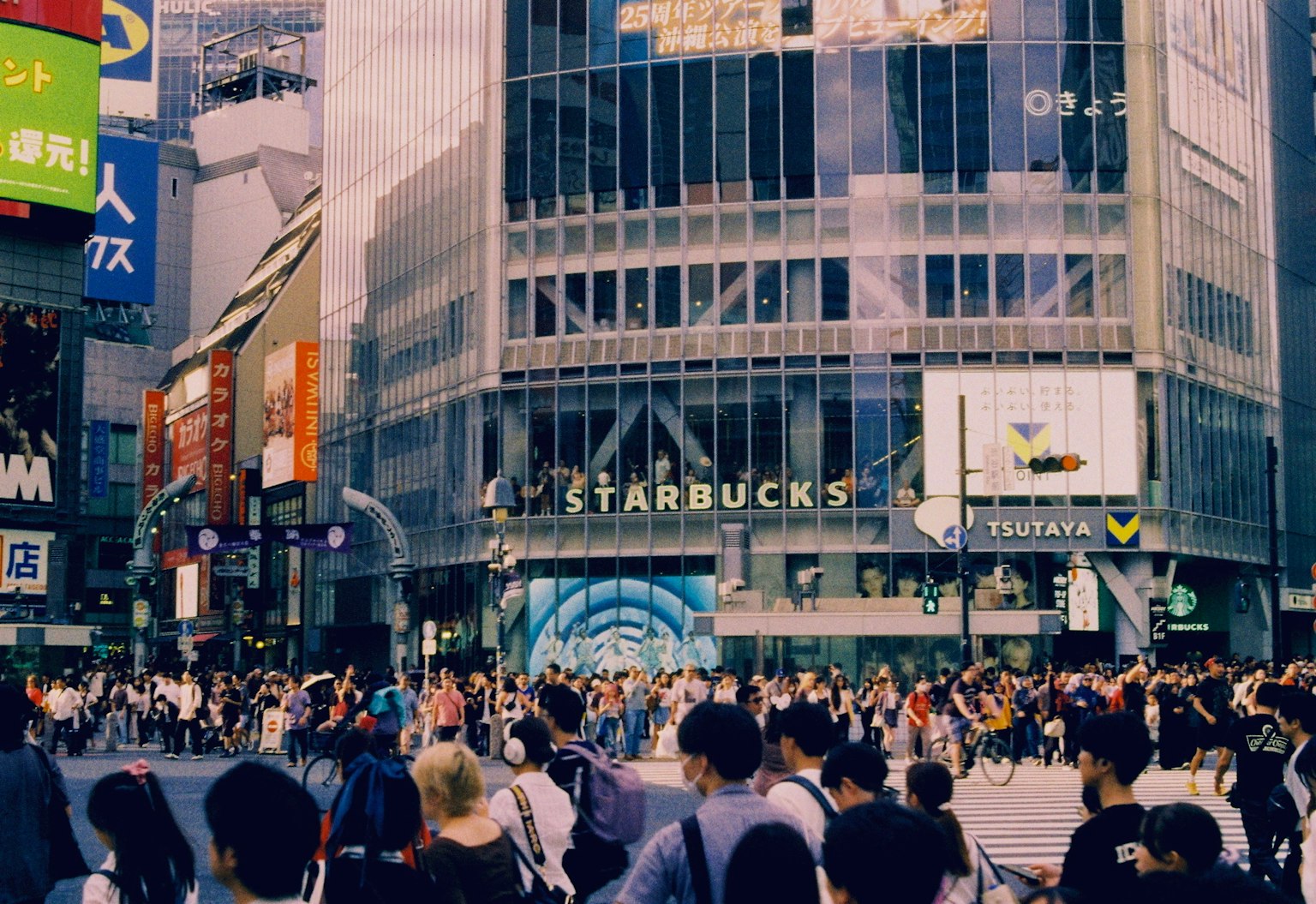 渋谷のスターバックス前の人混みとネオン看板