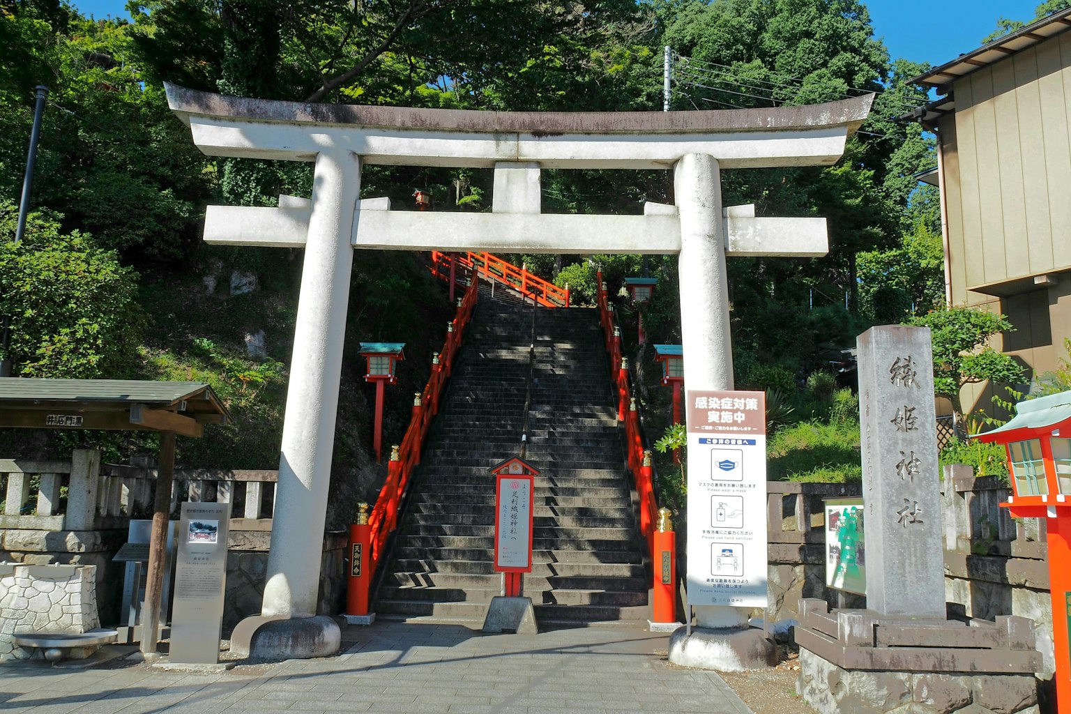 Un torii che porta a scale di pietra in un santuario