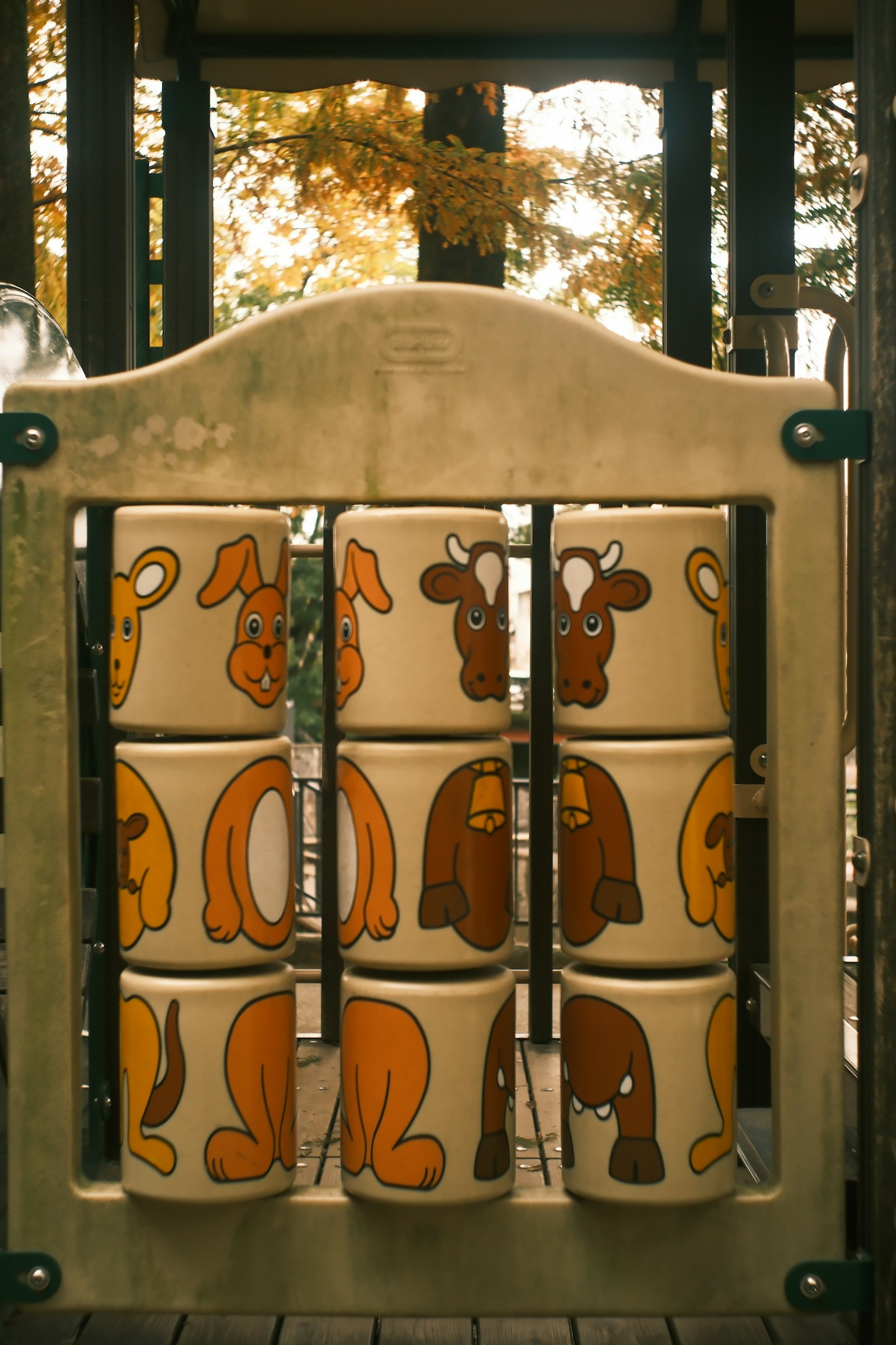 遊具の動物の絵が描かれたカラフルなロール式パネル