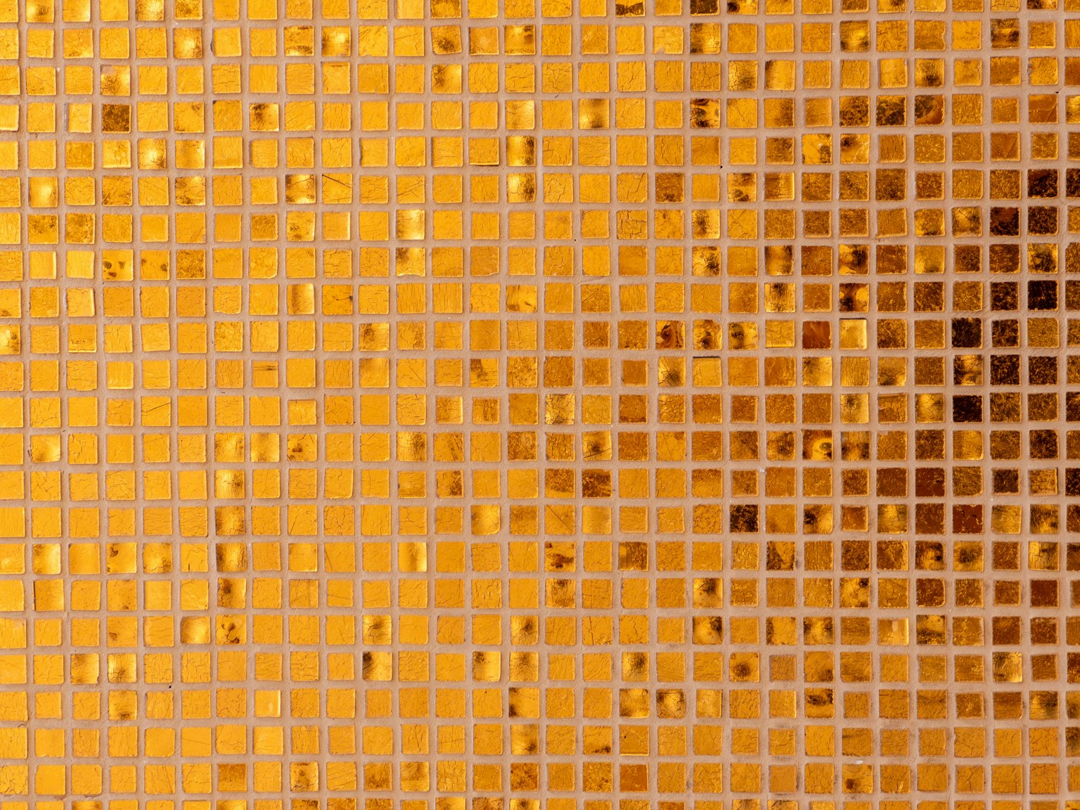 Nền được tạo thành từ họa tiết gạch mosaic màu cam