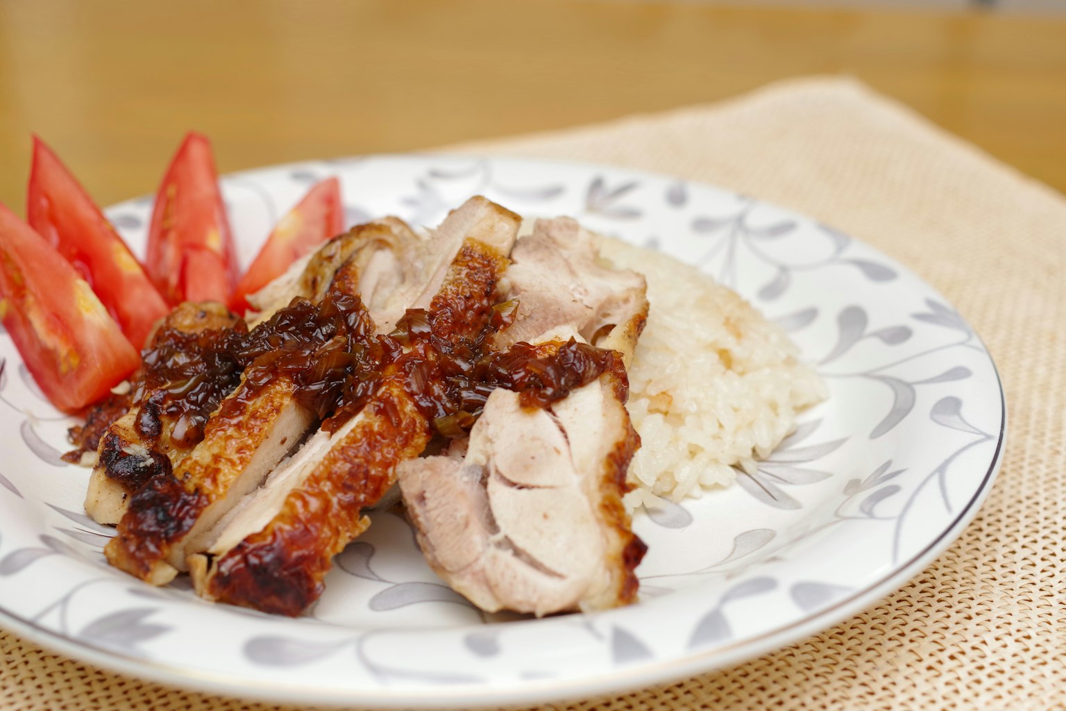 Plato delicioso de pollo en rodajas con arroz y rodajas de tomate