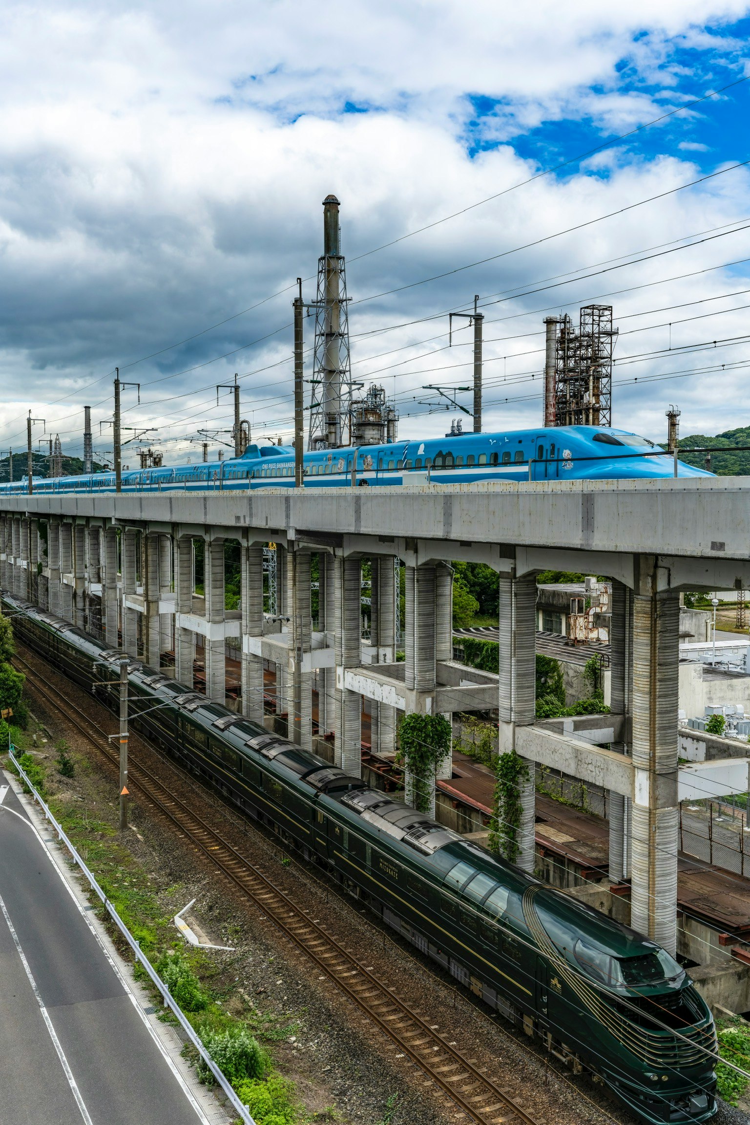 せとうちブルー号のTWILIGHT EXPRESS 瑞風が工場地帯を通過する新幹線