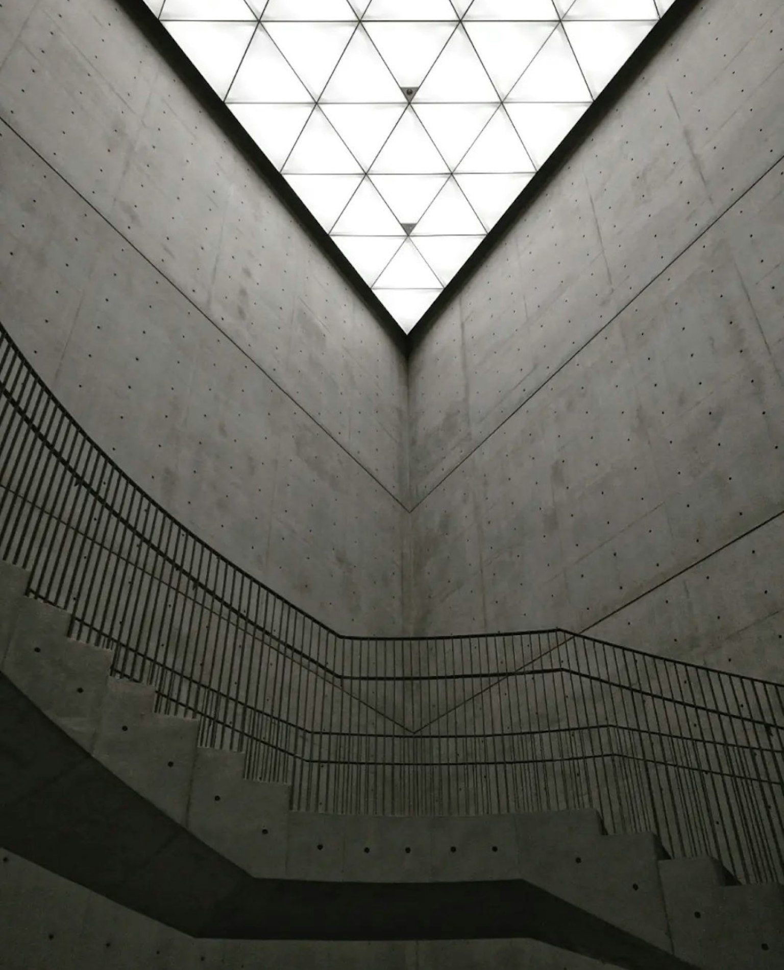 现代建筑空间，混凝土墙和楼梯，带有照明天花板