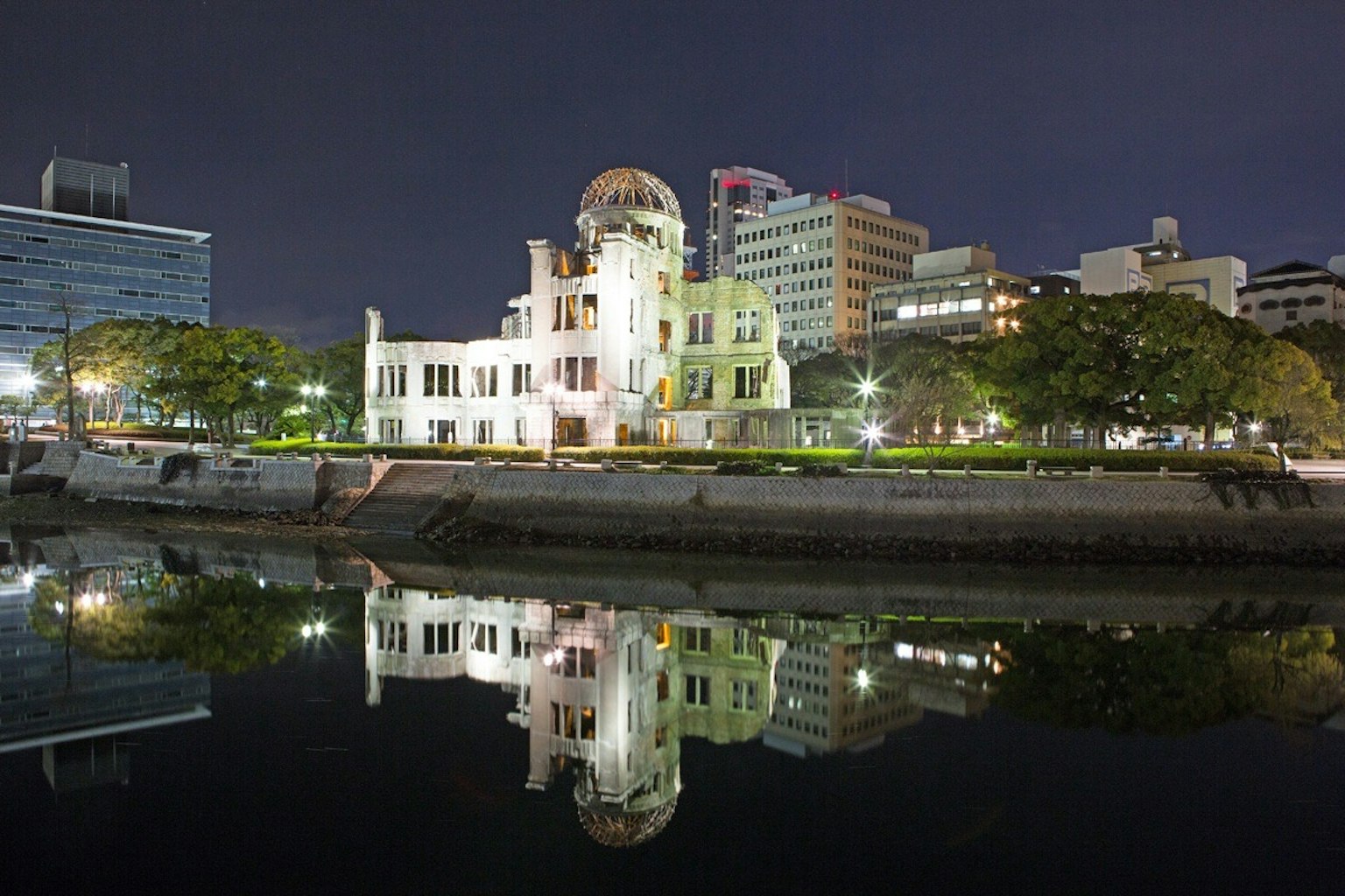 Vue nocturne du Musée du Mémorial de la Paix d'Hiroshima avec réflexion dans l'eau