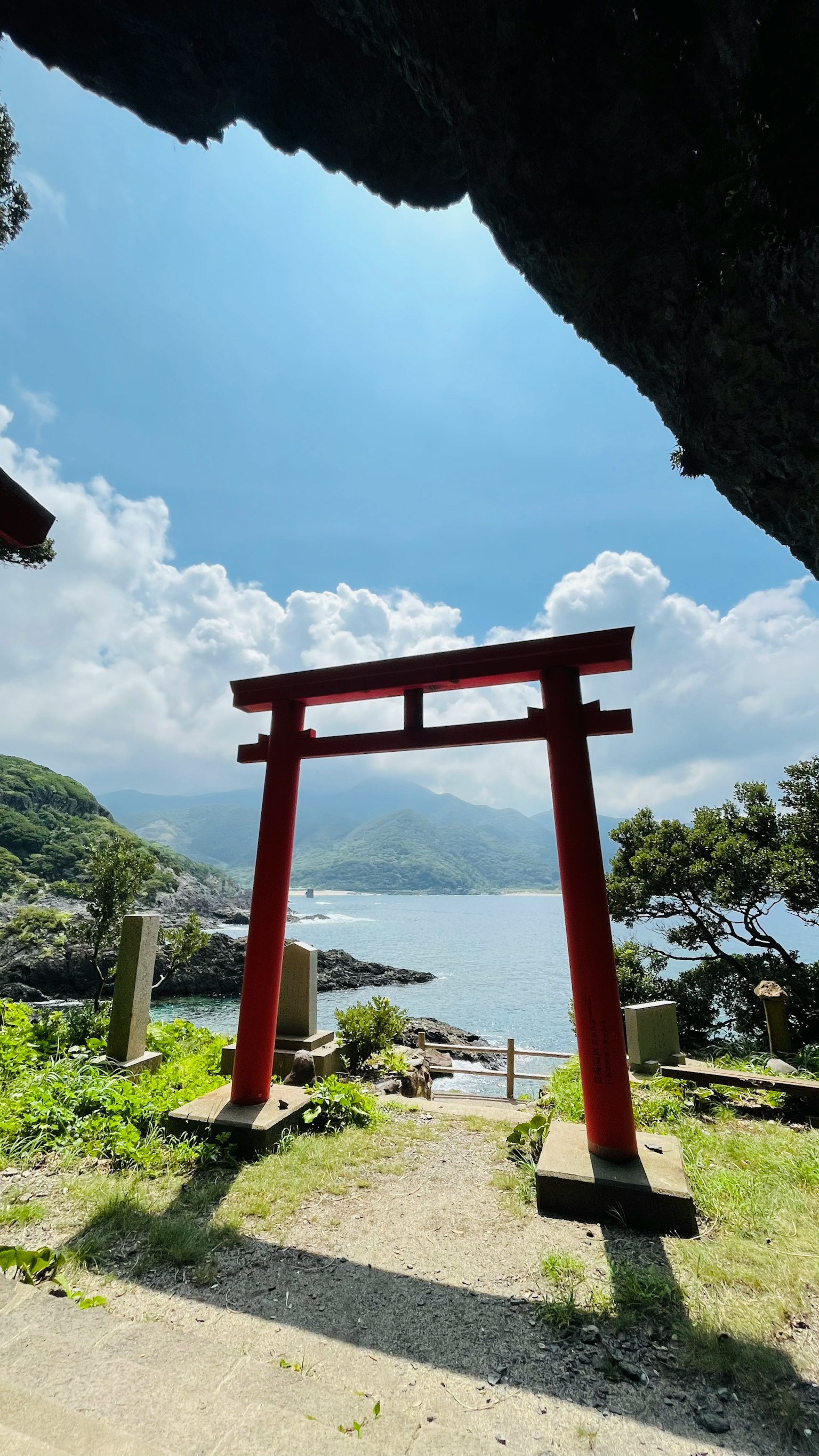 藍天和海洋背景下的紅色鳥居風景