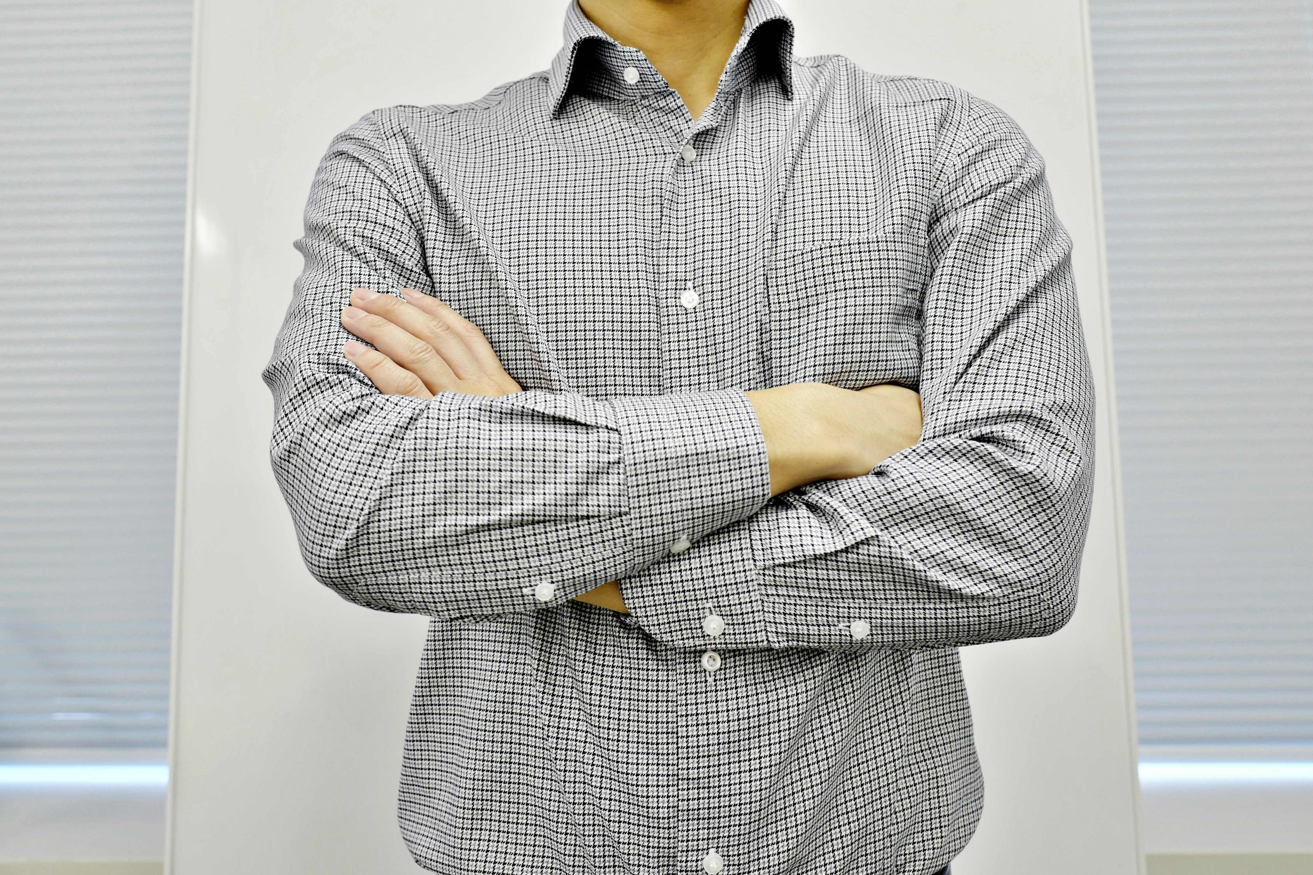 팔짱 낀 비즈니스 캐주얼 남성