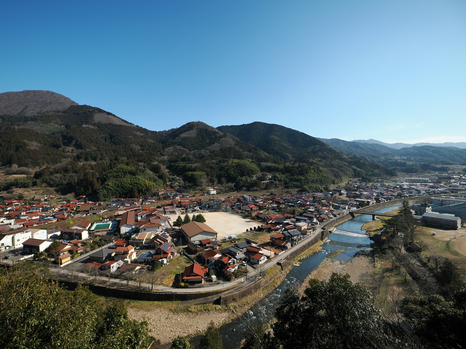 日本一座被群山环绕的城镇全景