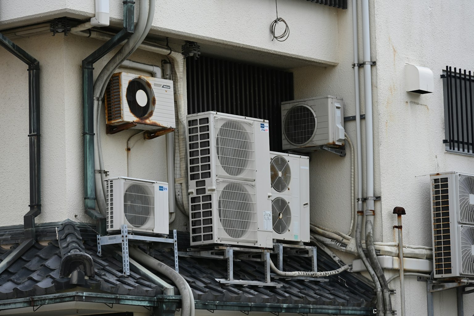 多台空调安装在建筑外墙上