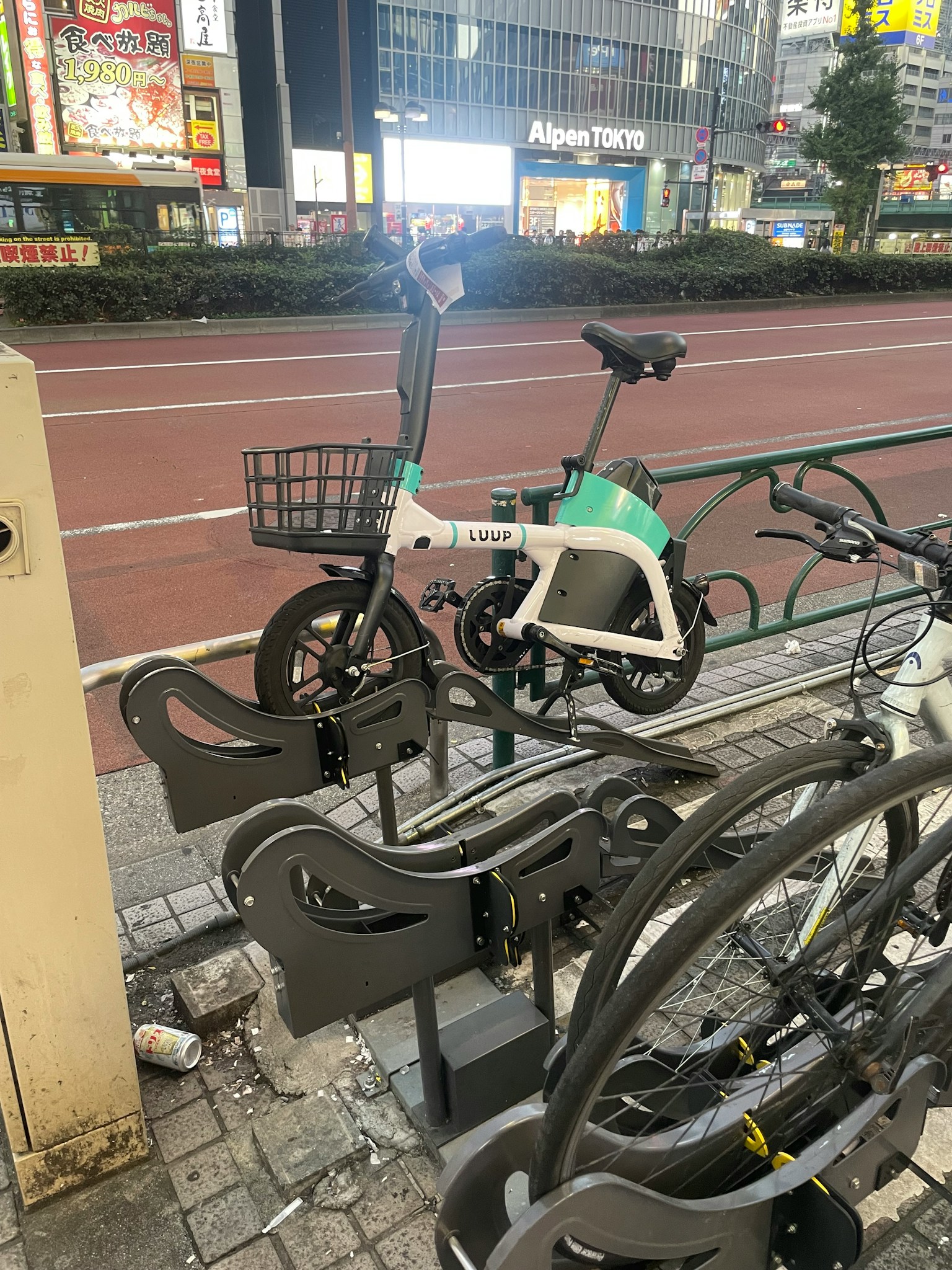城市街道夜间停放的小型电动自行车，位于租赁站