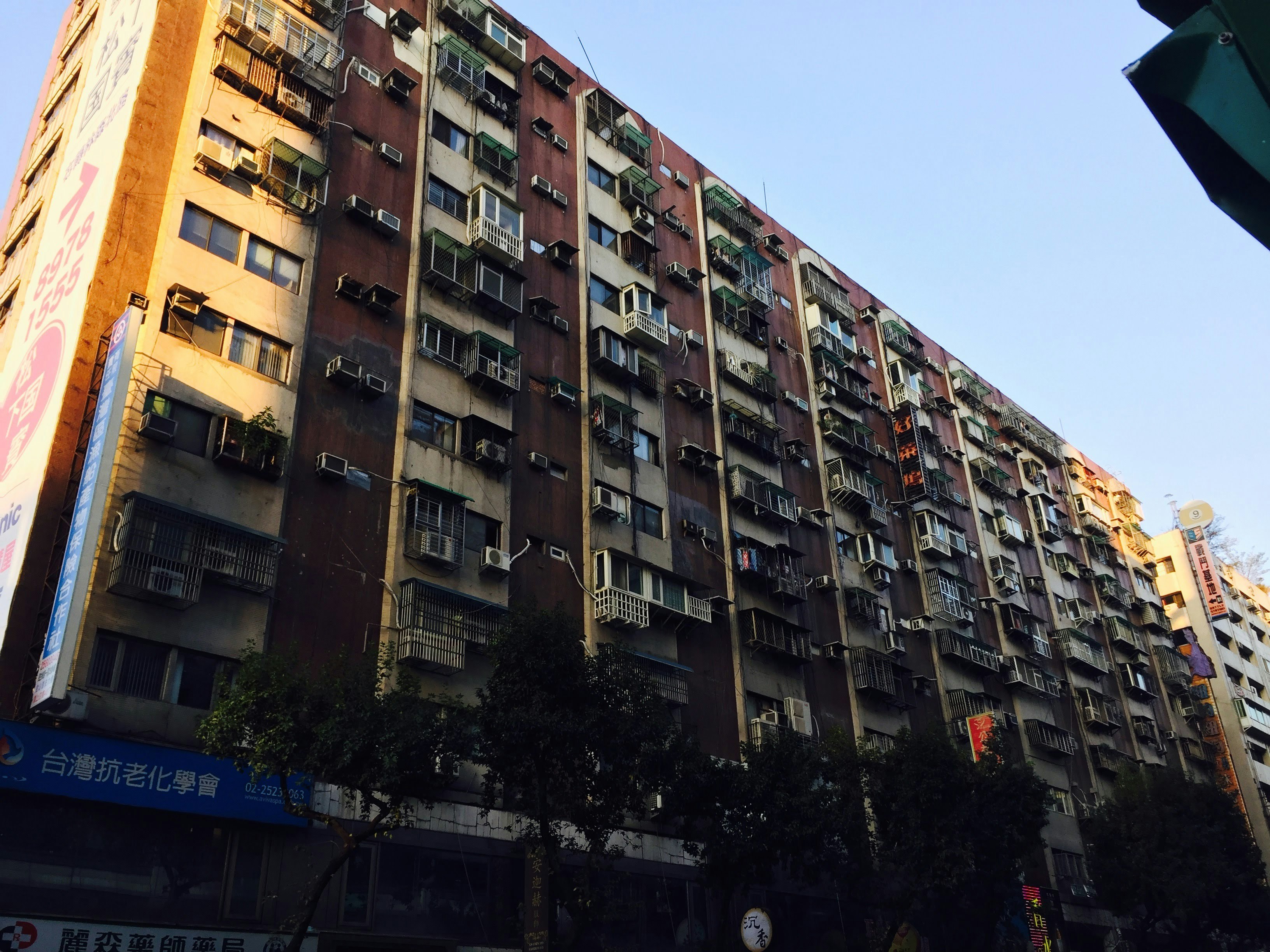 台灣成排的公寓樓街景