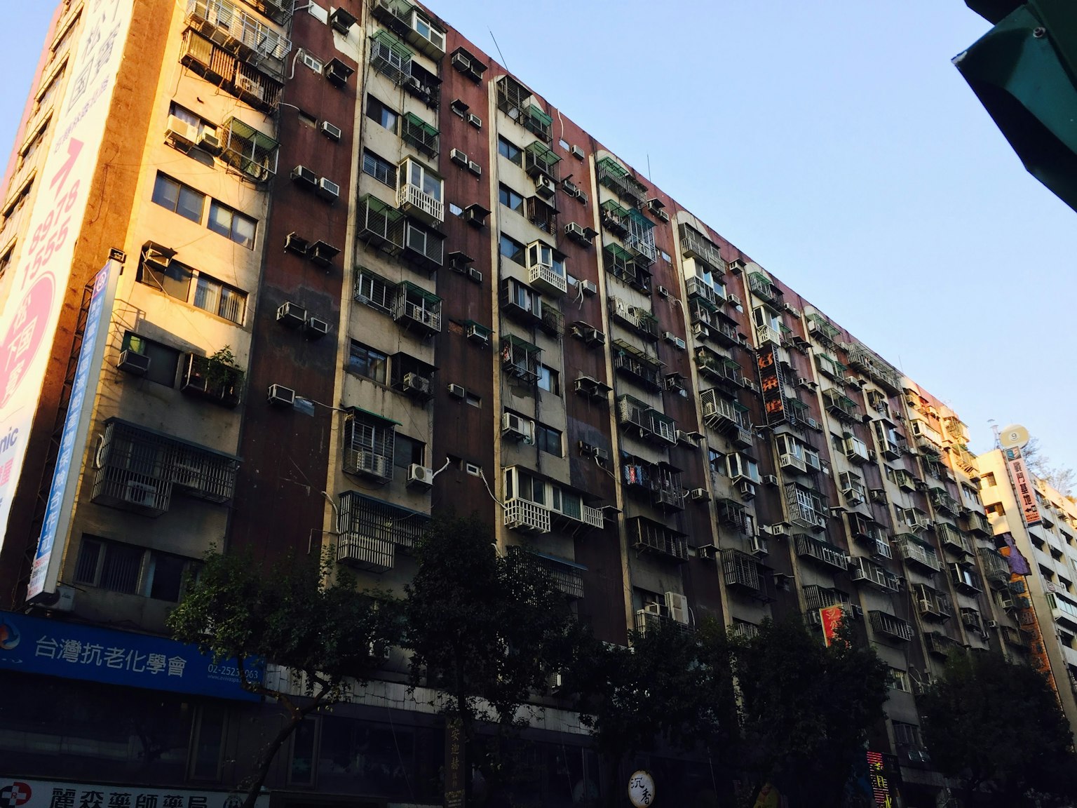 Vue d'un vieux bâtiment d'appartements de dessous