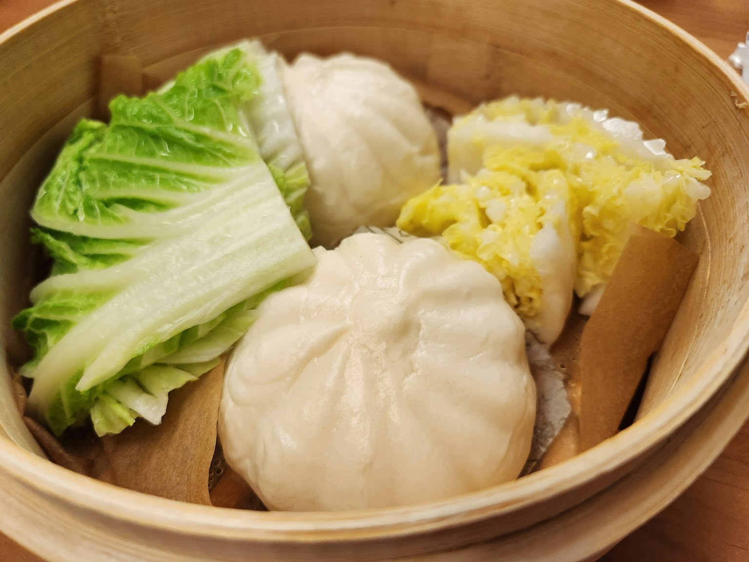蒸包和大白菜在竹蒸籠中