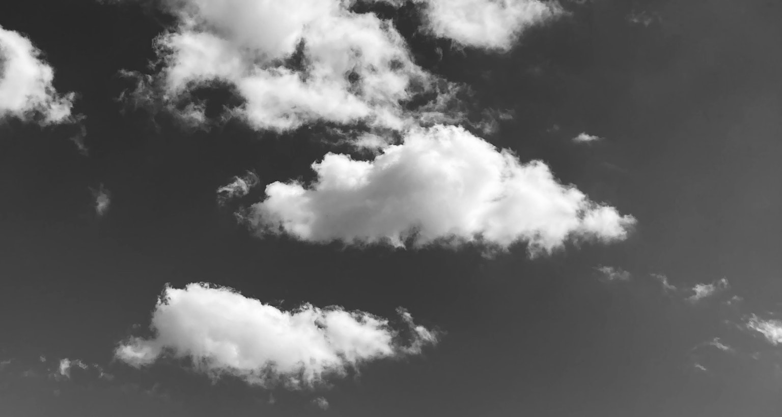 黑白天空中的雲彩圖像
