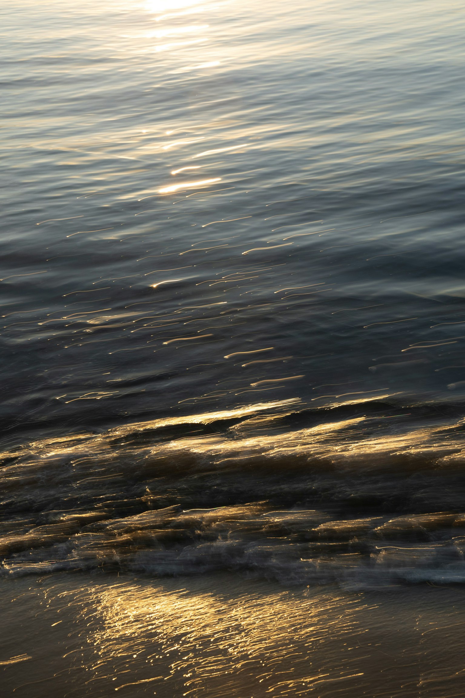Superficie del océano tranquila reflejando ondas de luz