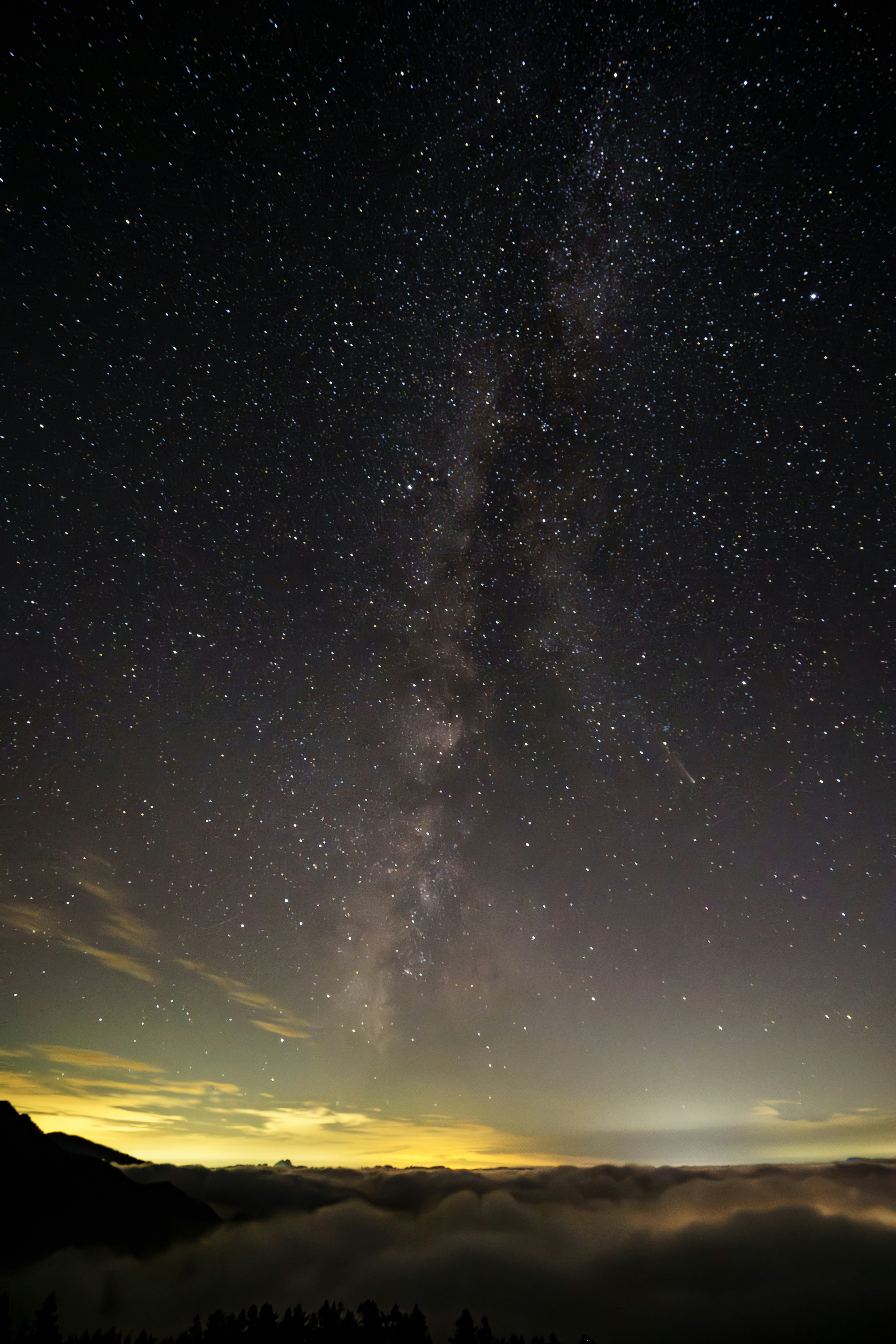 雲海の上に広がる満天の星空と天の川