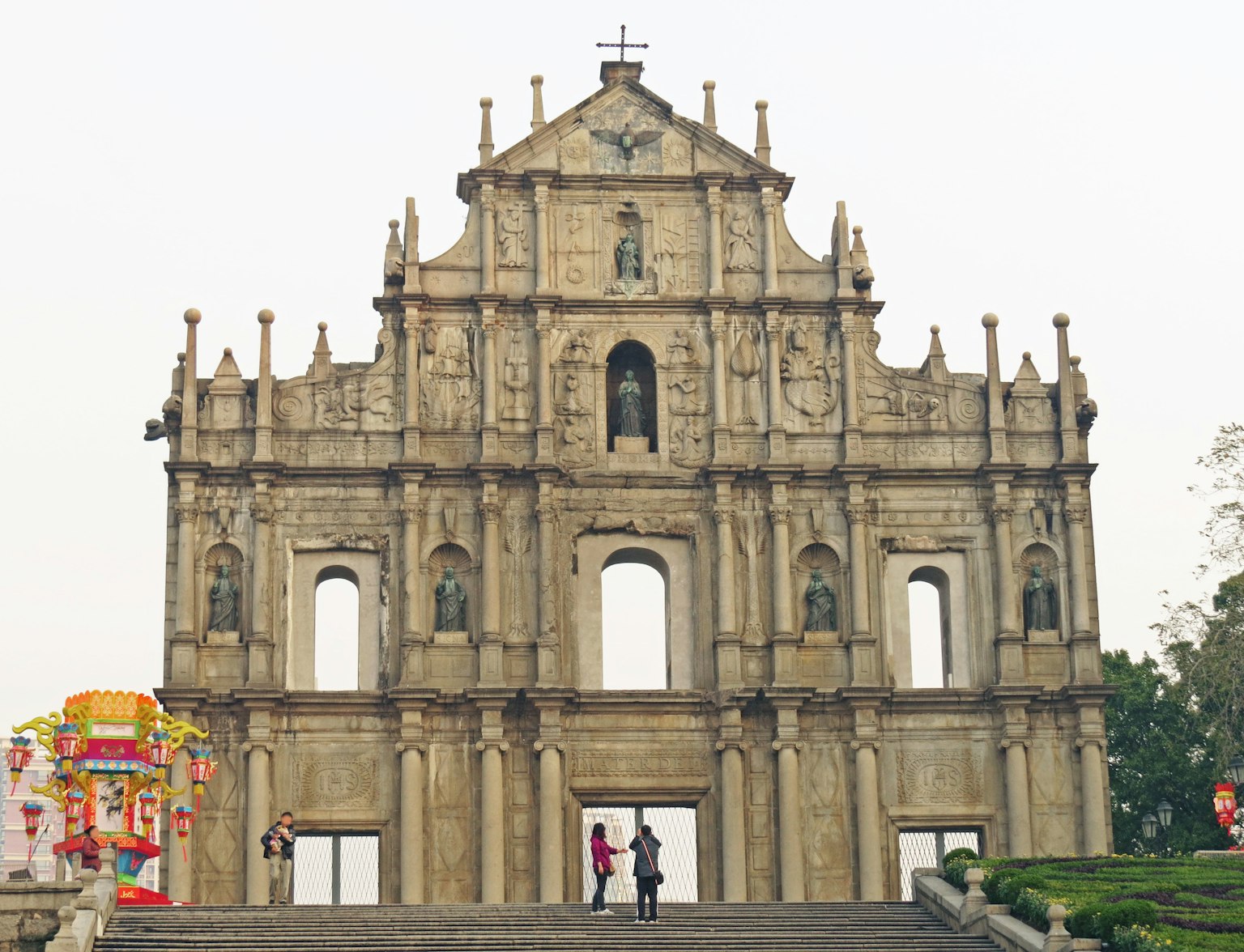 Vordere Fassade der Ruinen von St. Paul in Macau mit Menschen, die die Treppe hinaufsteigen