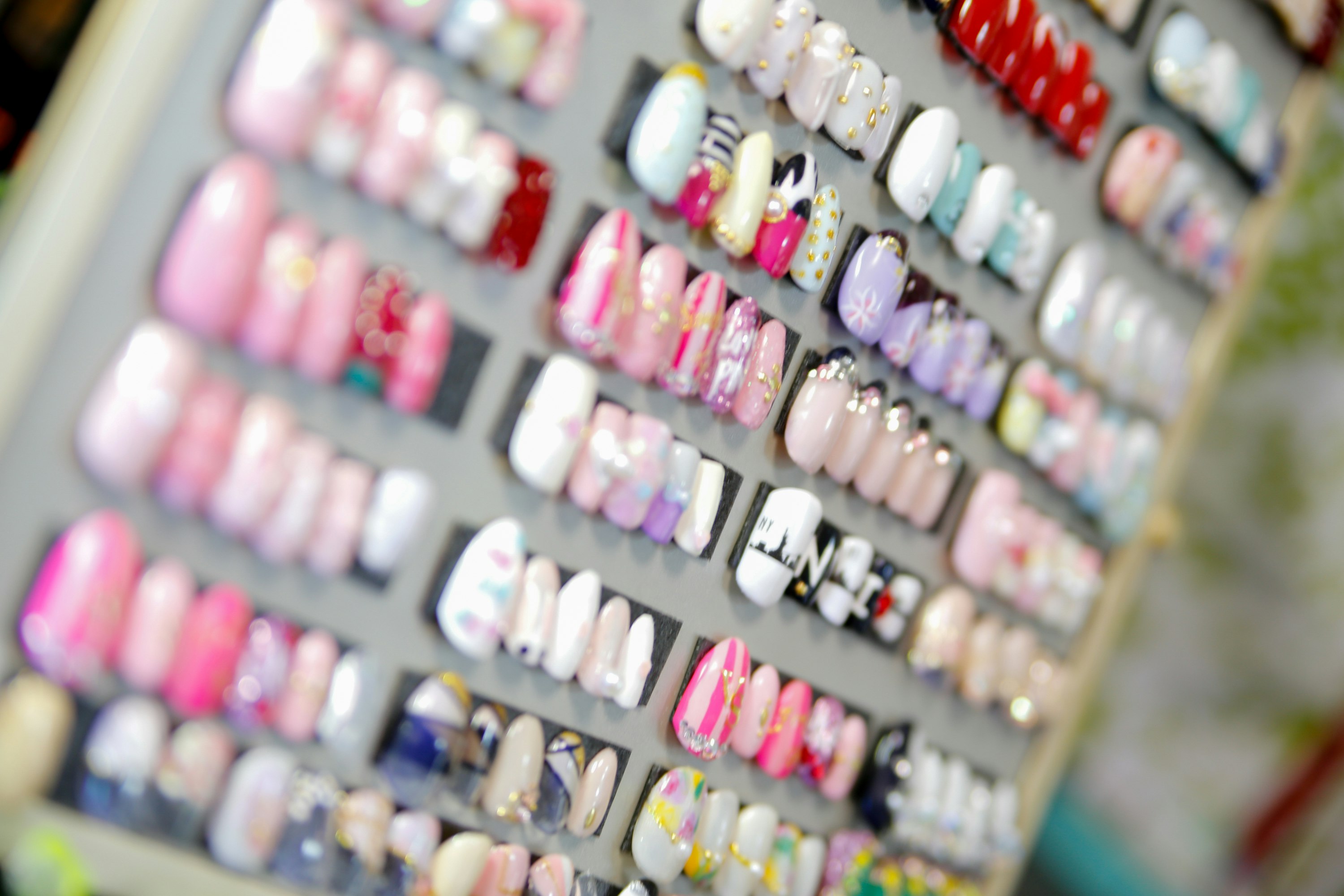 美甲店里成排的彩色美甲贴片展示