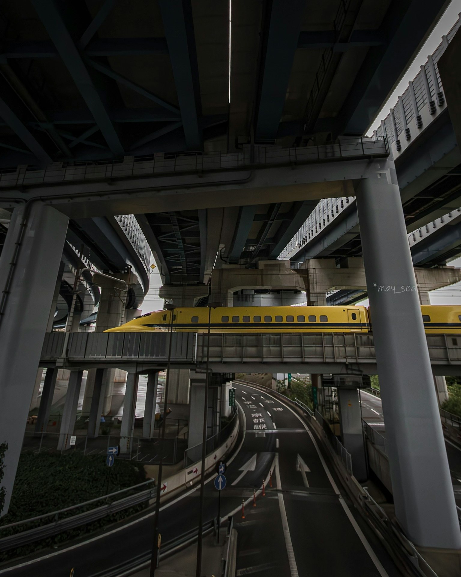 城市風景，高架列車交叉，黃色列車在高架橋下行駛