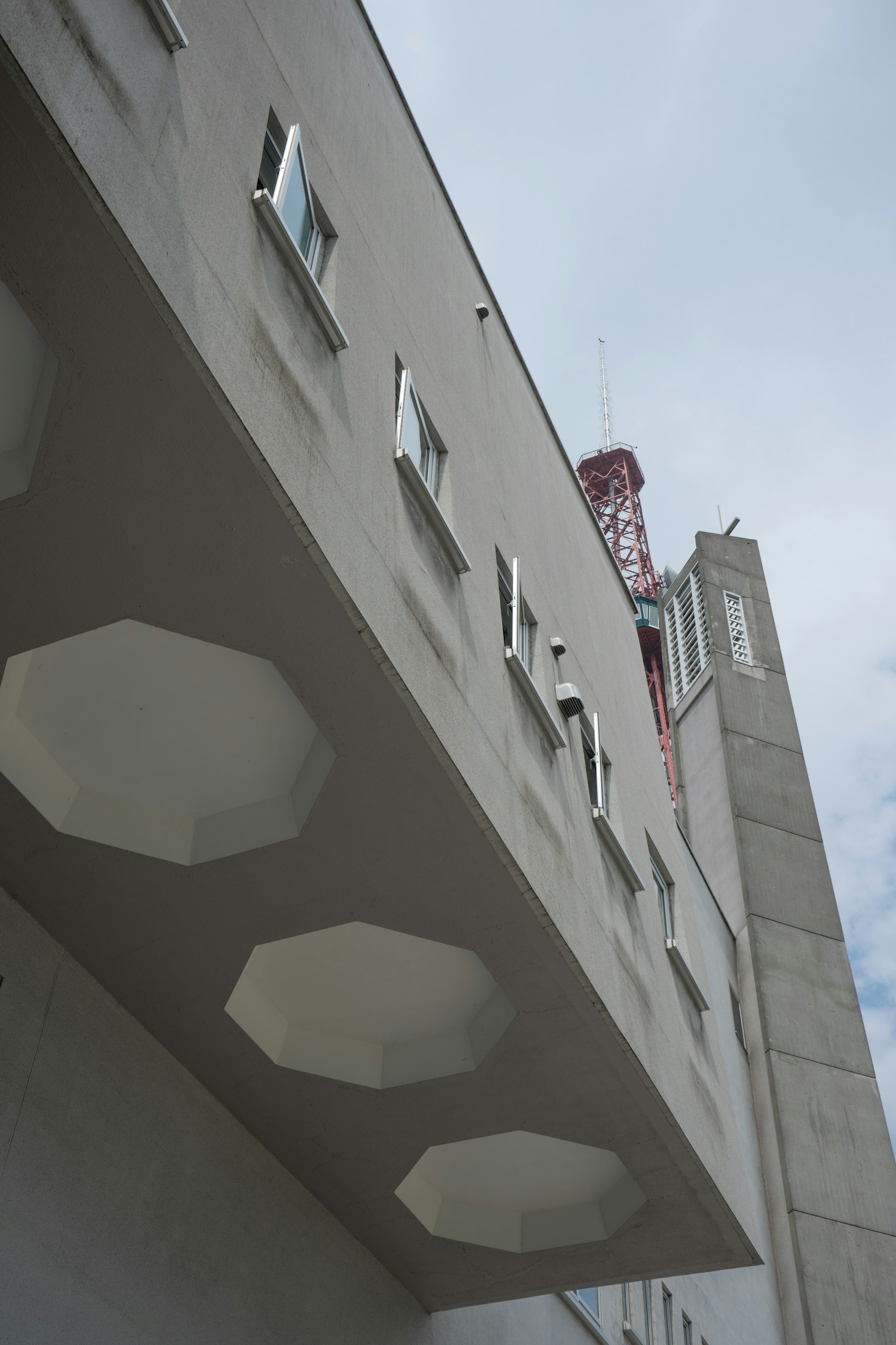 建筑外观为白色并具有八角形窗户设计