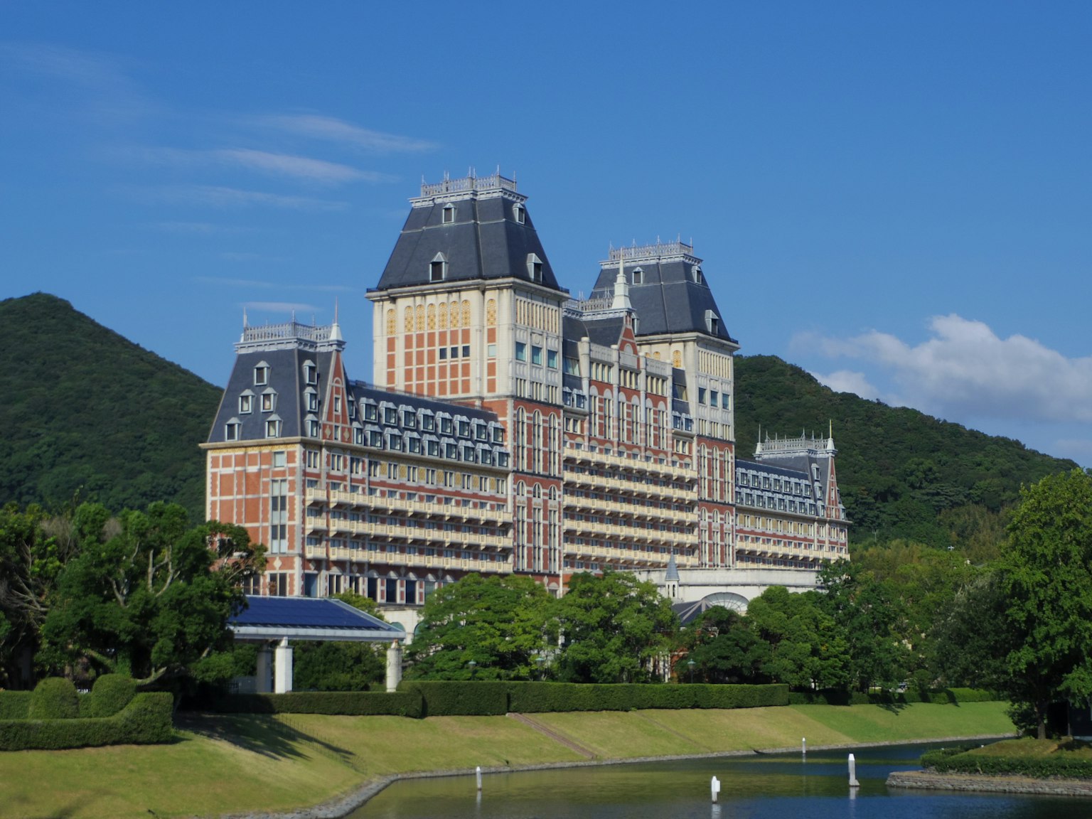 Magnifique bâtiment d'hôtel avec un beau paysage de montagne