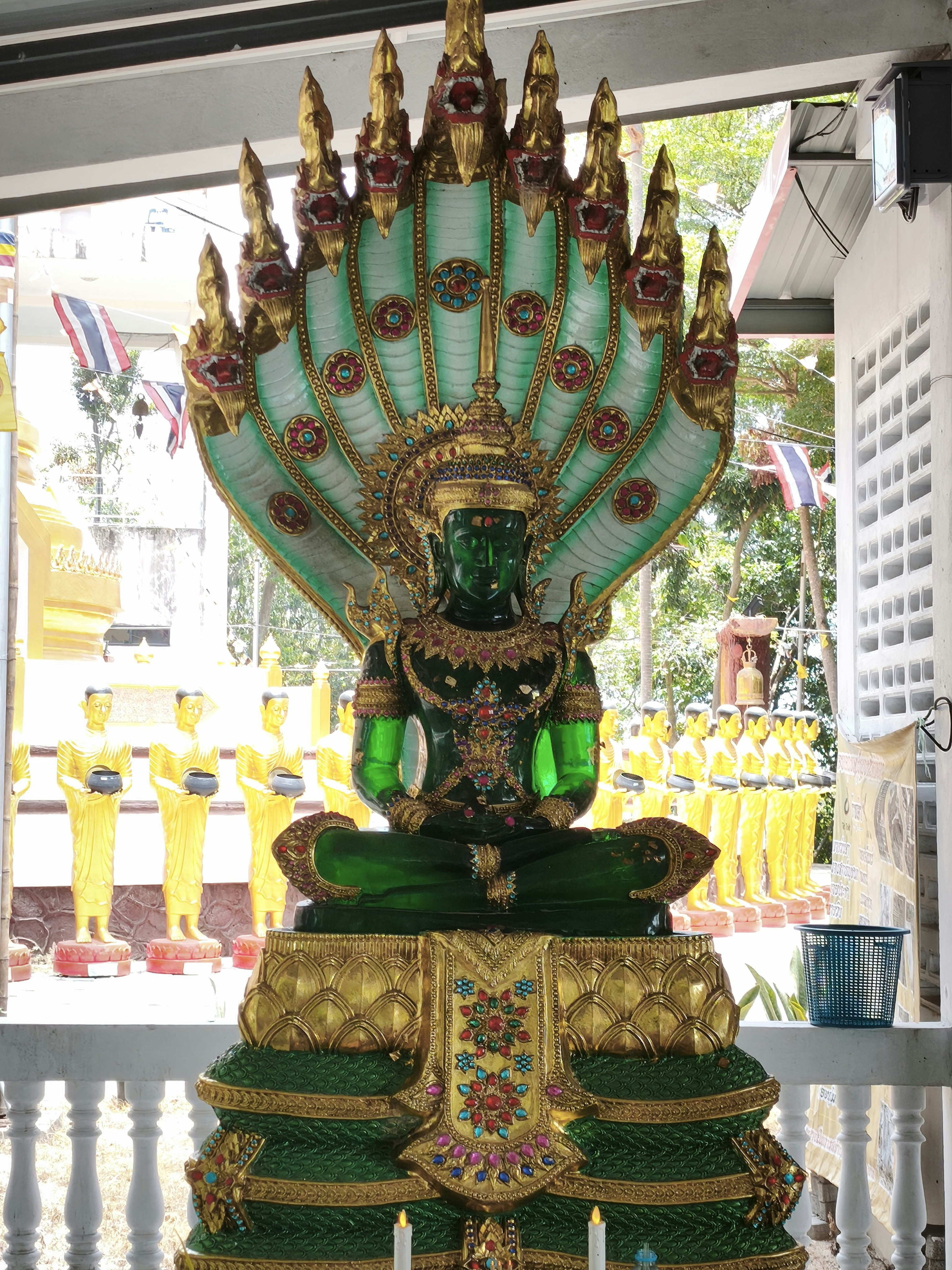 金色の仏像と鮮やかな装飾が施された祭壇