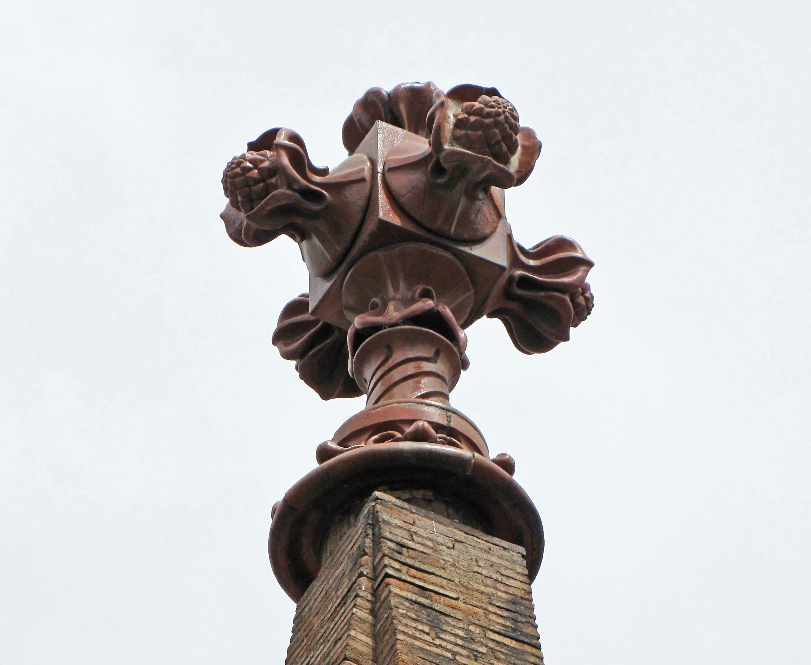 parte superiore di una colonna decorata scolpita contro il cielo