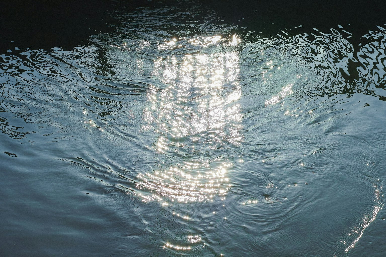 Lichtreflexion auf der Wasseroberfläche mit Wellen