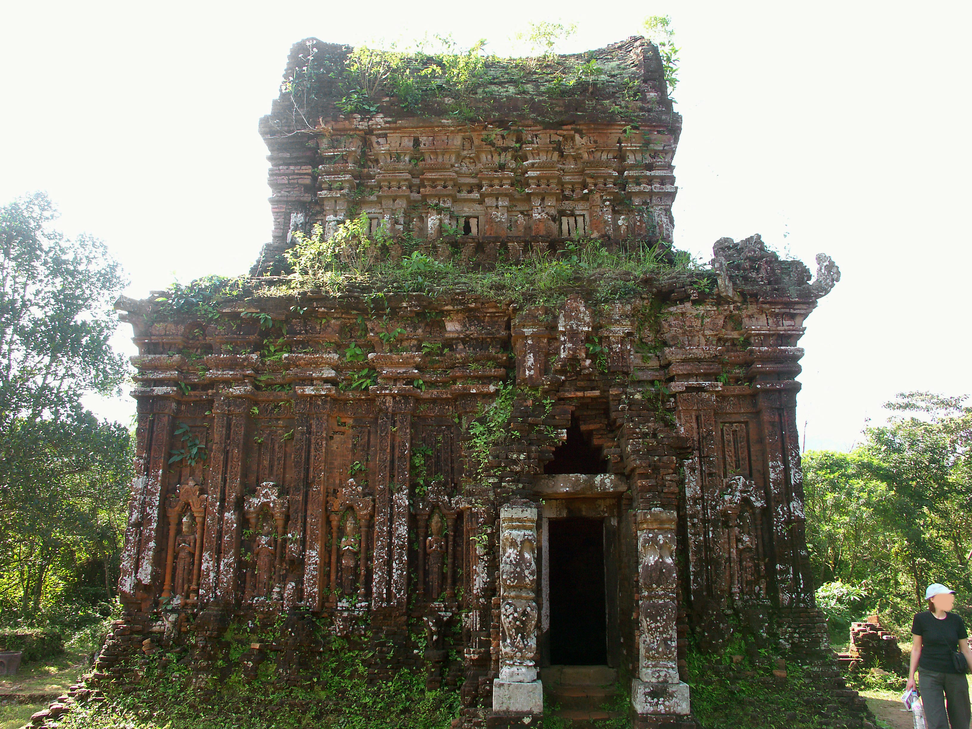 長滿青苔的磚砌寺廟遺跡外觀