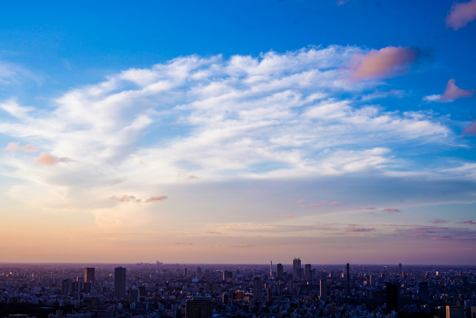 Cielo di Tokyo con nuvole vibranti al tramonto