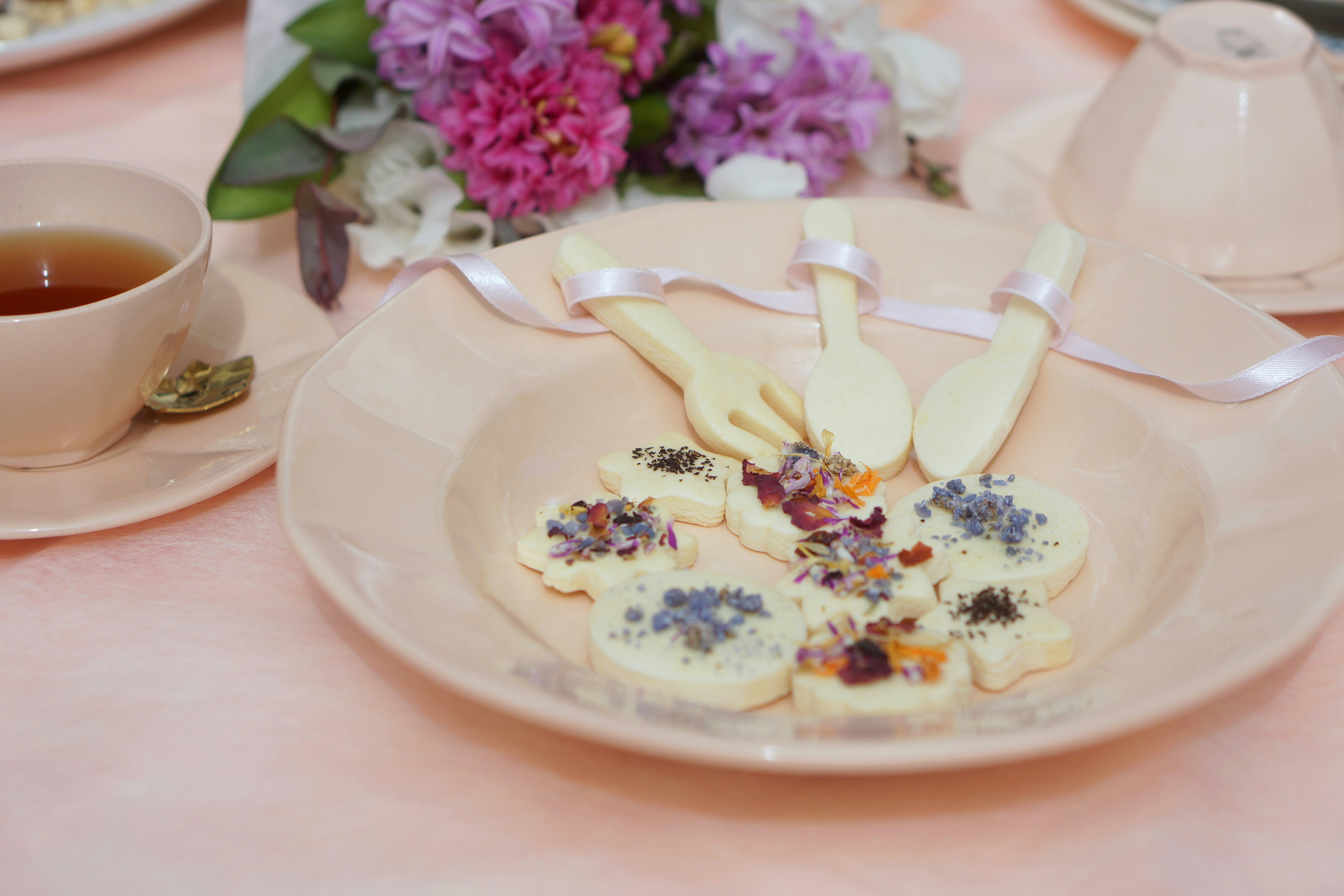 cận cảnh đĩa bánh cưới trang trí hoa và ruy-băng