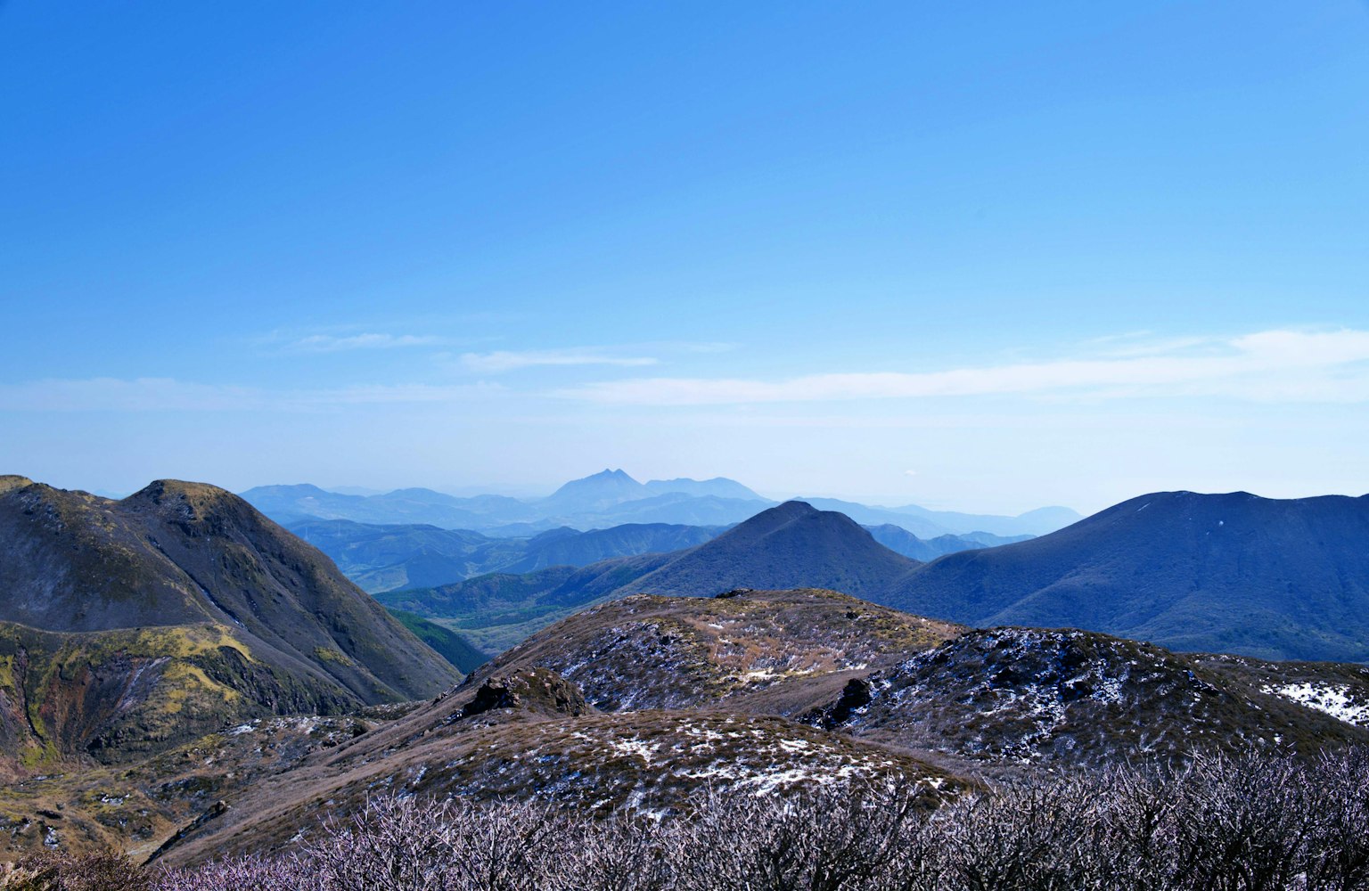 晴朗藍天下的山脈景觀和遠處的山峰