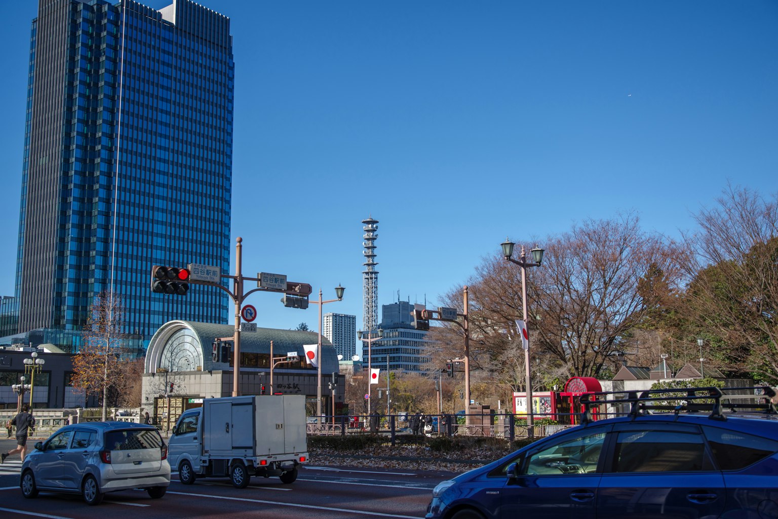 Paysage urbain avec des gratte-ciel et un ciel bleu voitures à un carrefour
