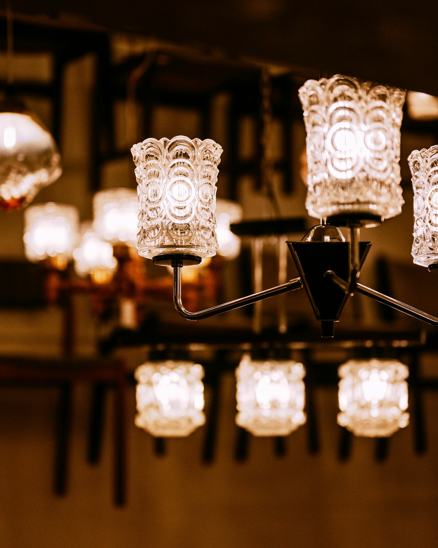 Gambar lampu chandelier berkilau dengan desain kristal