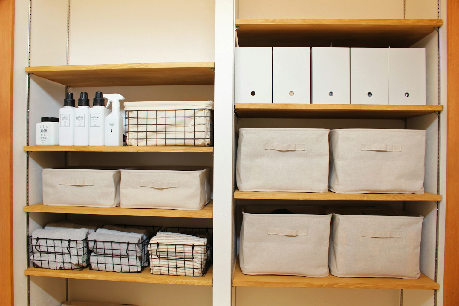 Organisierte Regale mit Badeprodukten und Aufbewahrungsboxen
