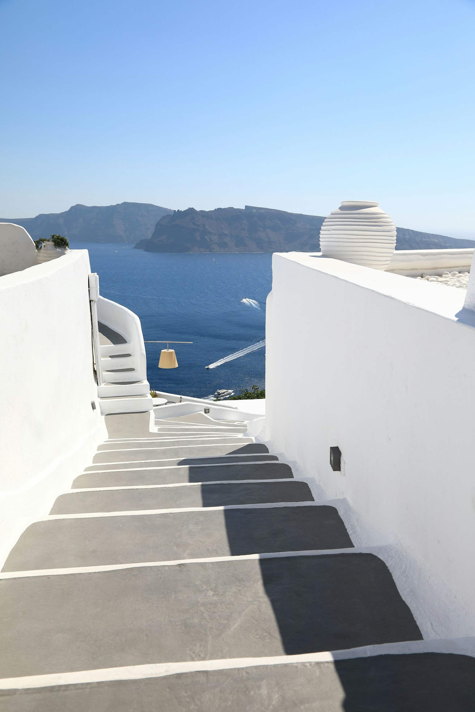 Cầu thang trắng dẫn xuống biển ở Santorini