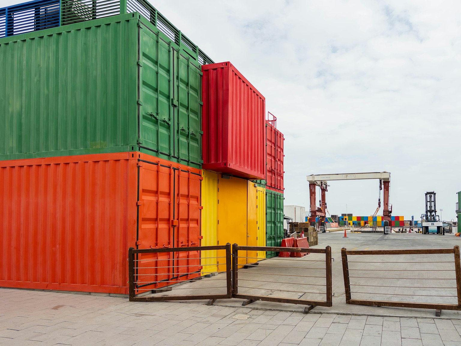 Bunte gestapelte Versandcontainer in einem Hafen