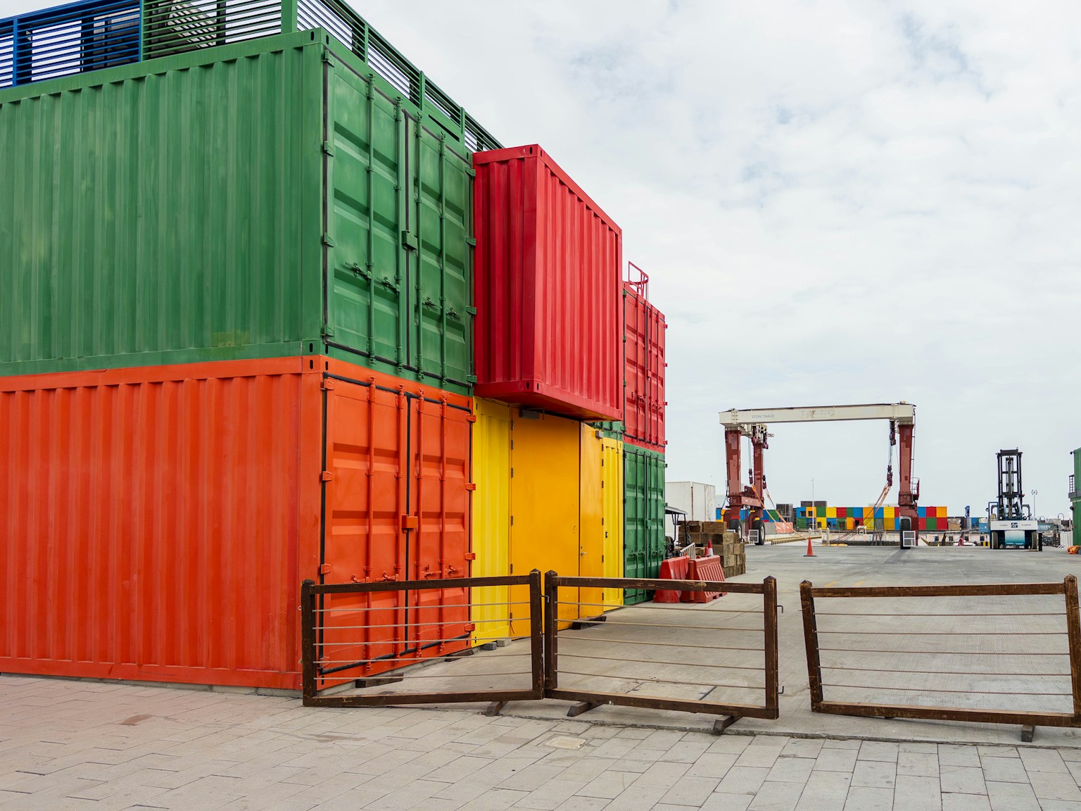 港口環境中的多彩集裝箱堆疊
