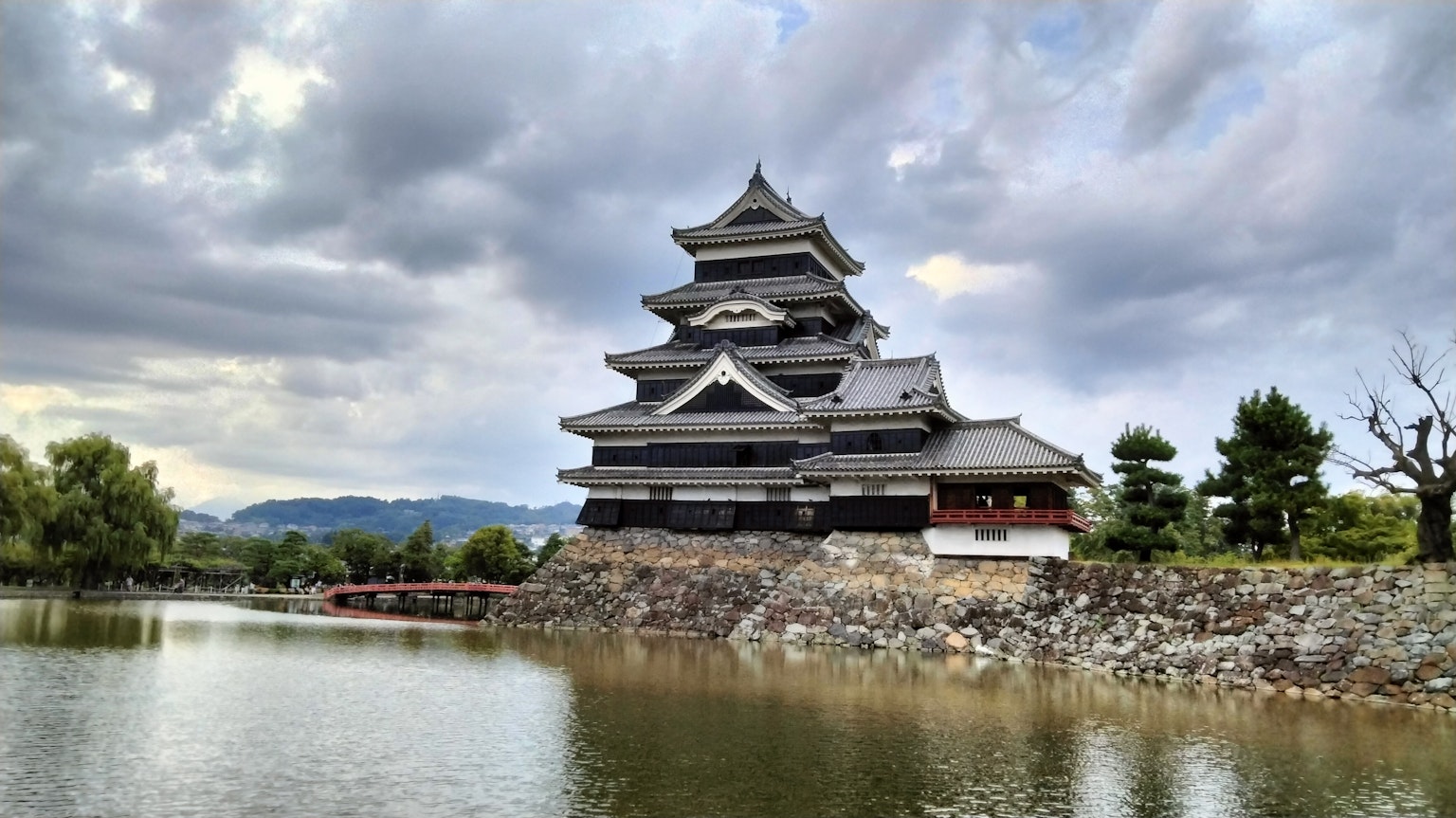 松本城和周围池塘的美景