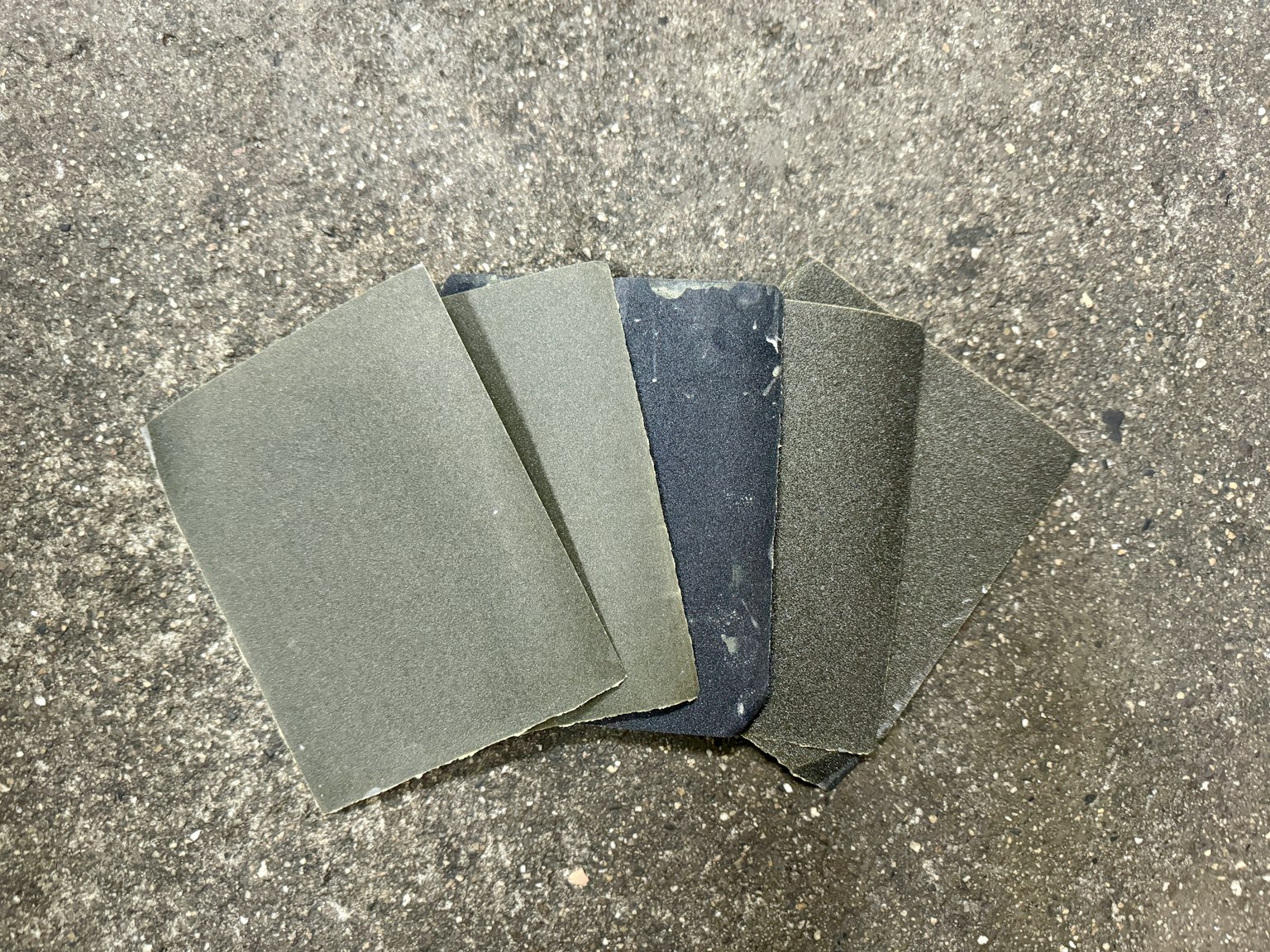 Bild zeigt Schleifpapier in verschiedenen Farbtönen zusammen angeordnet