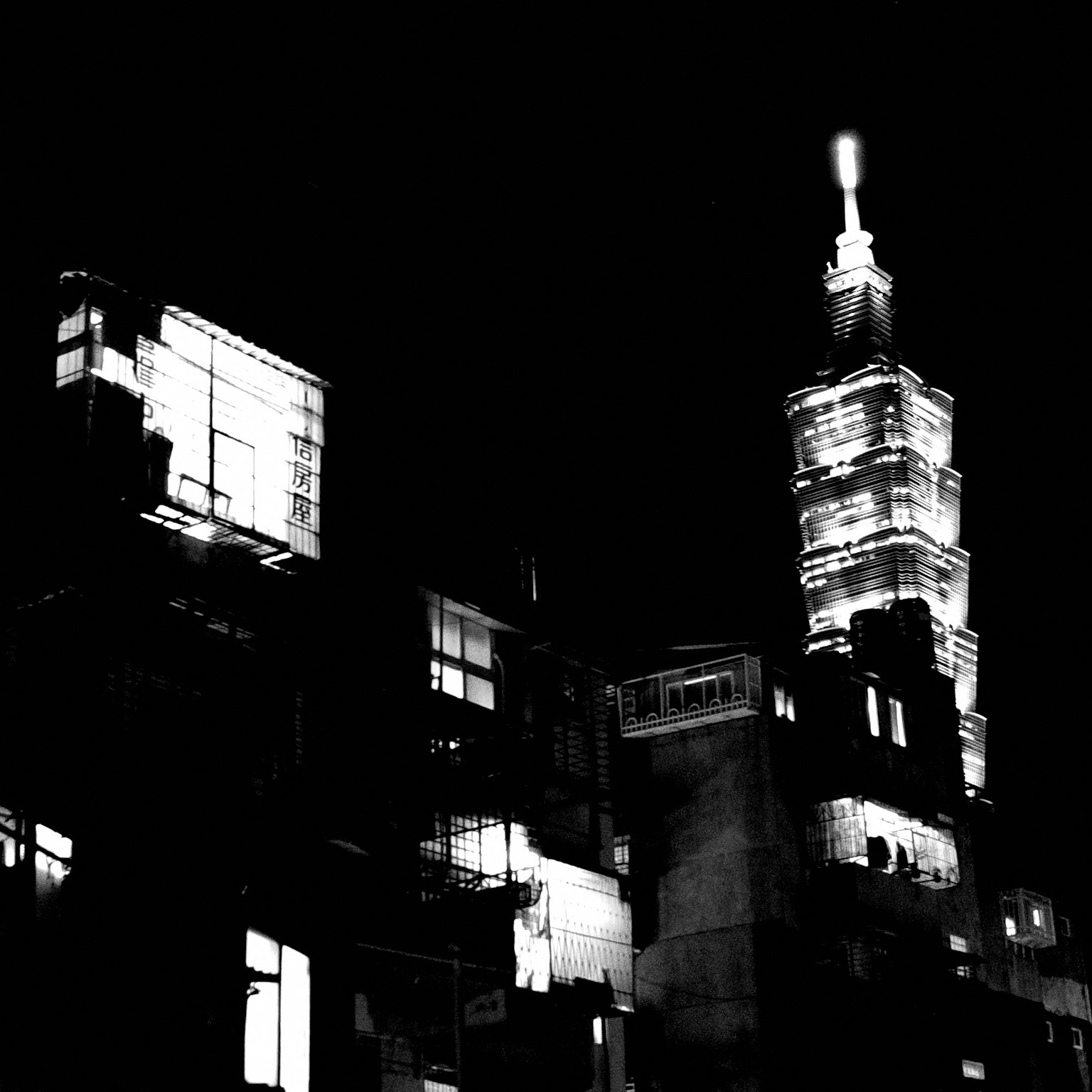Silhouette Taipei 101 di malam hari dengan bangunan sekitarnya
