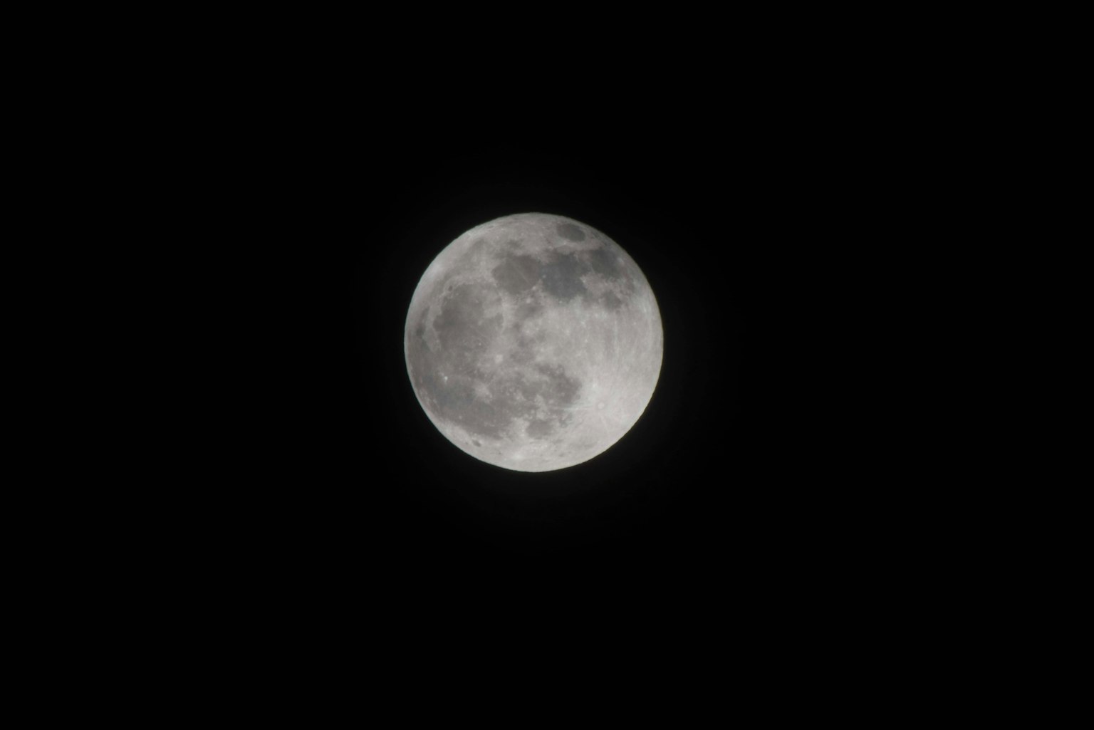 Bulan purnama yang terang di langit gelap