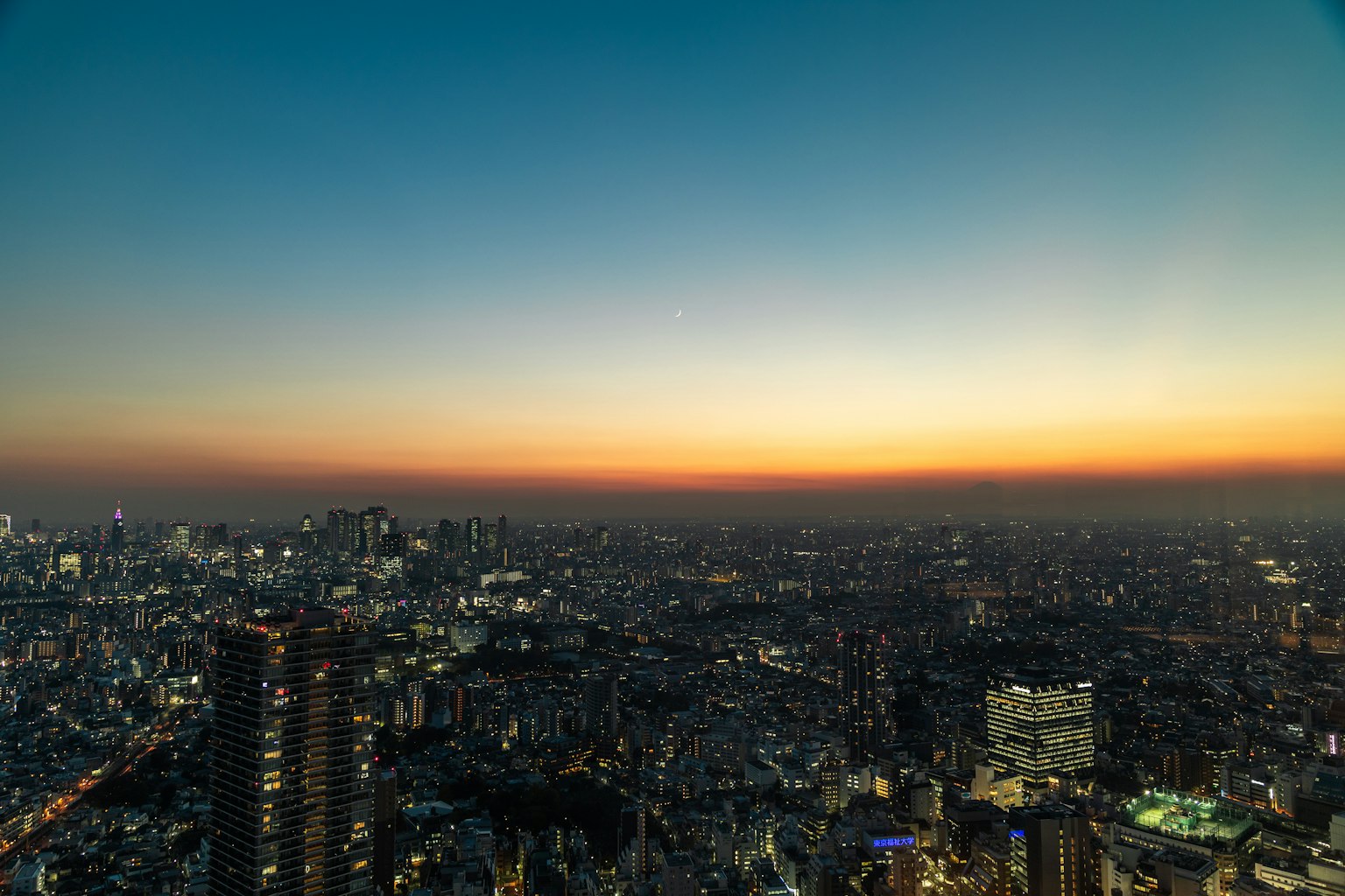東京城市風景的全景夕陽