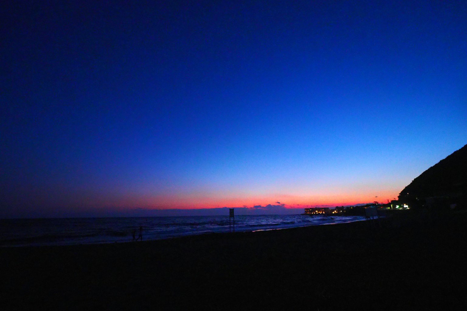 Magnifique coucher de soleil sur l'océan avec des couleurs vives