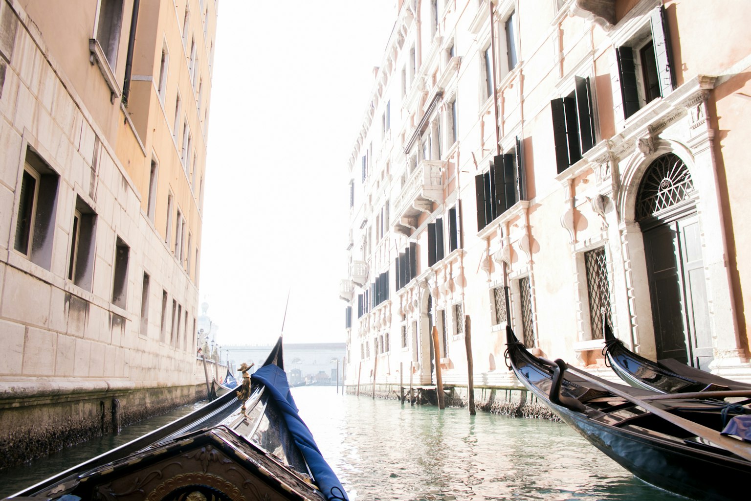 Gondole su un canale stretto circondato da edifici storici