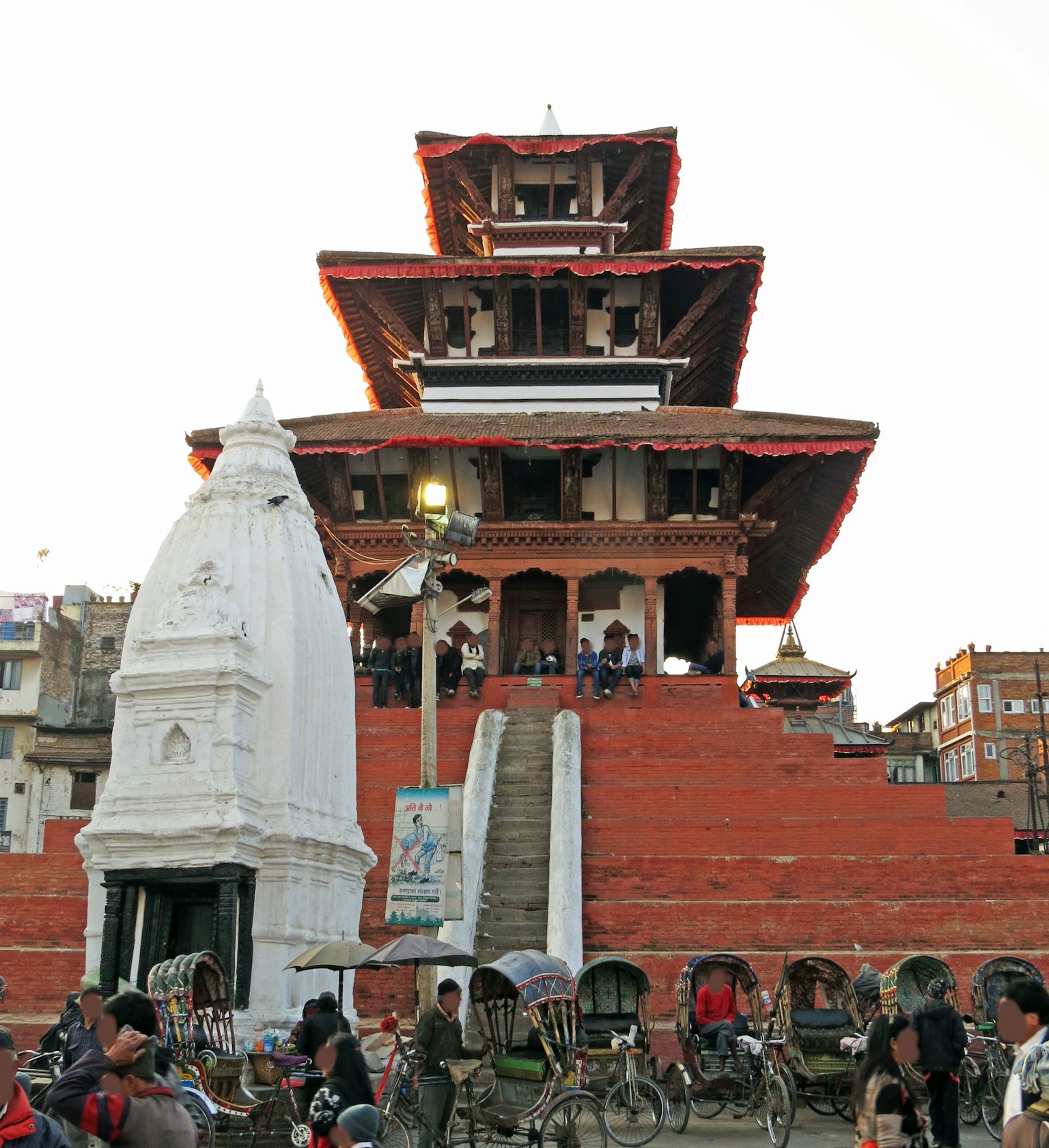 Cảnh đẹp của một ngôi đền và tháp trắng ở Bhaktapur Nepal