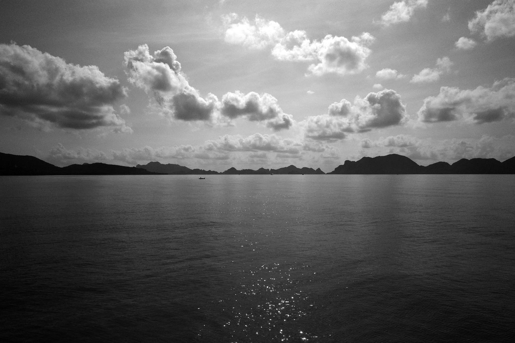 タイの海辺に広がる静かな湾と雲の風景